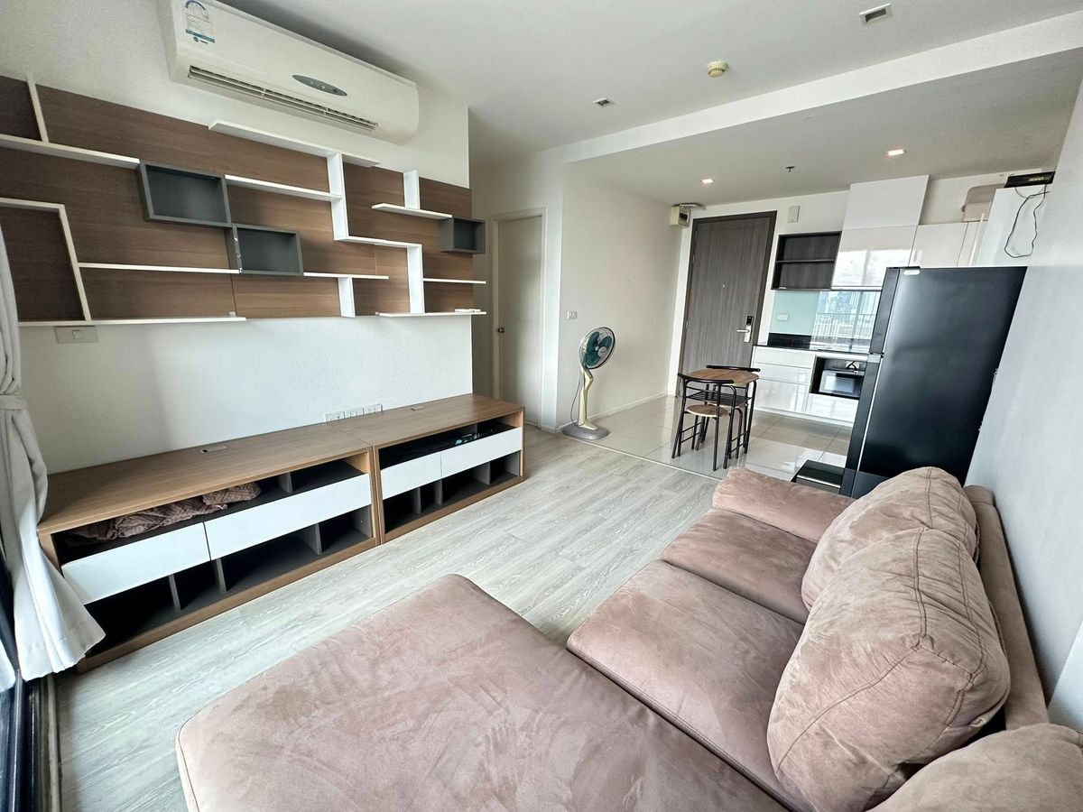 ให้เช่าคอนโดรัชดา ห้วยขวาง : FOR RENT  Quinn Condo รัชดา 17 2 ห้องนอน ห้องมุม พื้นที่กว้าง เพดานสูง