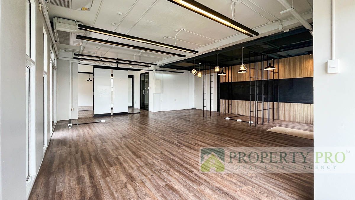 For RentOfficeSukhumvit, Asoke, Thonglor : Office Space for Rent Relationship Republic, 107 sqm Good Location Near BTS Ekkamai, Thong Lor, Phra Kanong, Sukhumvit, Gateway : YA25R-001