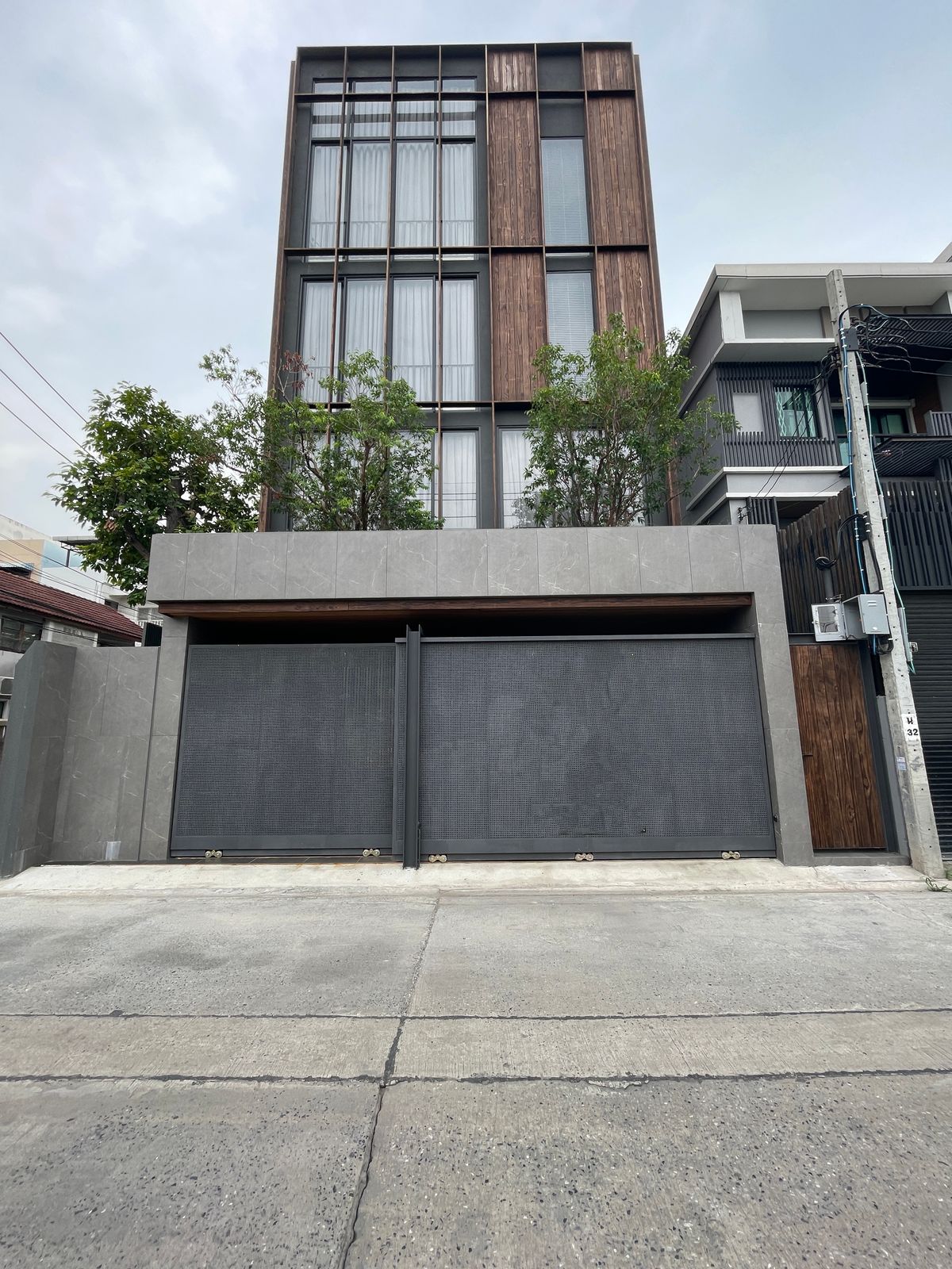 ขายบ้านวิภาวดี ดอนเมือง หลักสี่ : บ้านเดี่ยวหรู Belinda แบบ Pool Villa เจีย พูล เรสซิเดนซ์ 4 ชั้น พื้นที่ใช้สอย 640 ตร.ม. 3 ห้องนอน 4 ห้องน้ำ 3 ที่จอดรถ ตกแต่งครบพร้อมเฟอร์นิเจอร์และเครื่องใช้ไฟฟ้า พร้อมสระว่ายน้ำและลิฟต์ส่วนตัว ใกล้ รร.นานาชาติ Harrow และสนามบินดอนเมือง