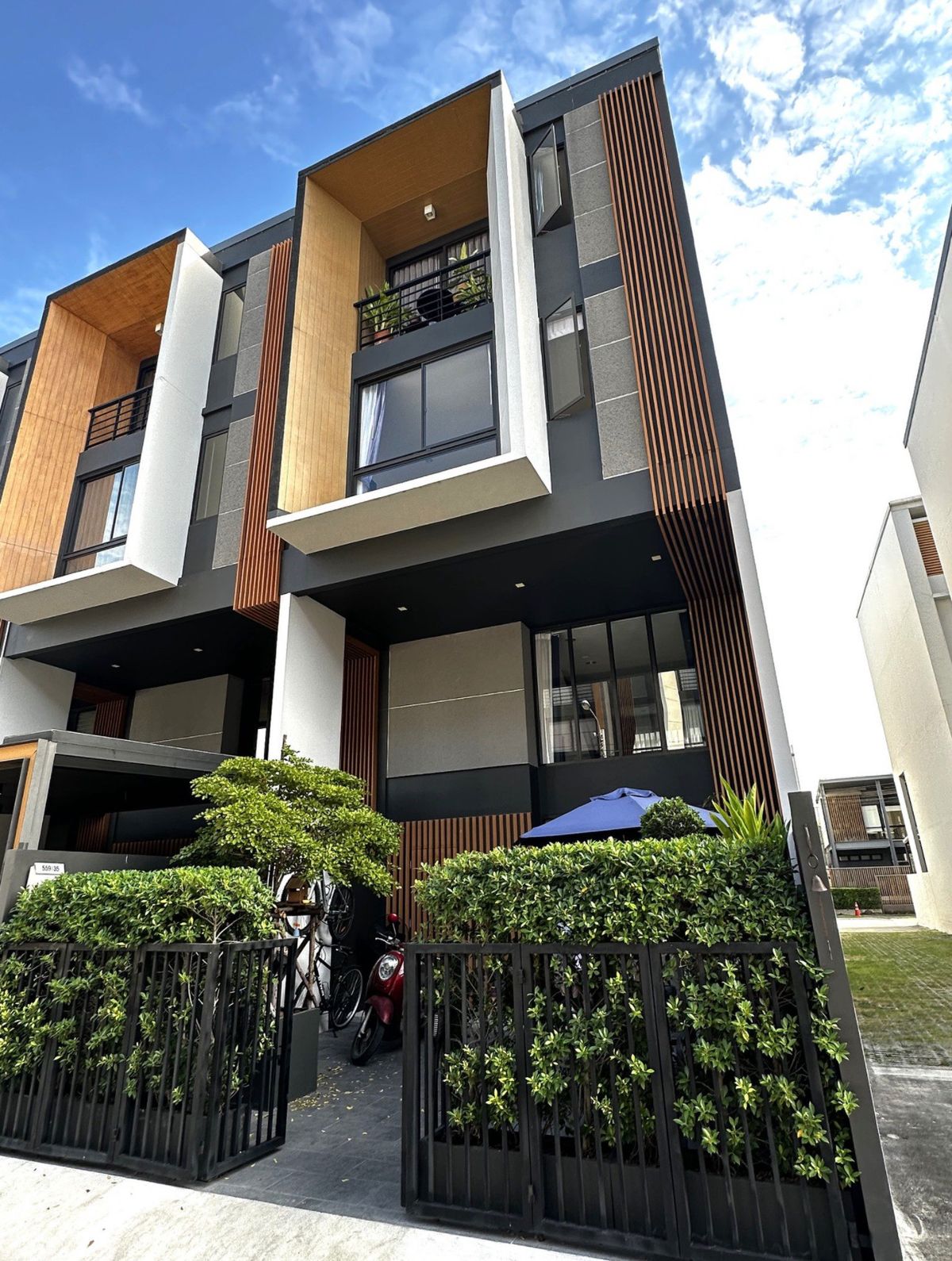For RentTownhomePattanakan, Srinakarin : ‼️Pet-Friendly‼️Modern 3BR Townhome for Rent – Prim Location Pattanakarn 32 | 220 SQ.M 