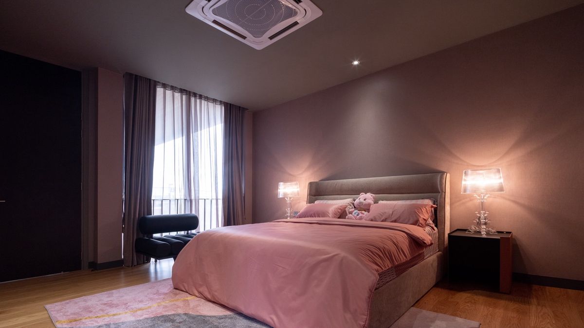 ขายบ้านวิภาวดี ดอนเมือง หลักสี่ : บ้านเดี่ยวหรู Cayla แบบ Pool Villa เจีย พูล เรสซิเดนซ์ 4 ชั้น พื้นที่ใช้สอย 734 ตร.ม. 4 ห้องนอน 5 ห้องน้ำ 4 ที่จอดรถ ตกแต่งครบพร้อมเฟอร์นิเจอร์และเครื่องใช้ไฟฟ้า พร้อมสระว่ายน้ำและลิฟต์ส่วนตัว ใกล้ รร.นานาชาติ Harrow และสนามบินดอนเมือง