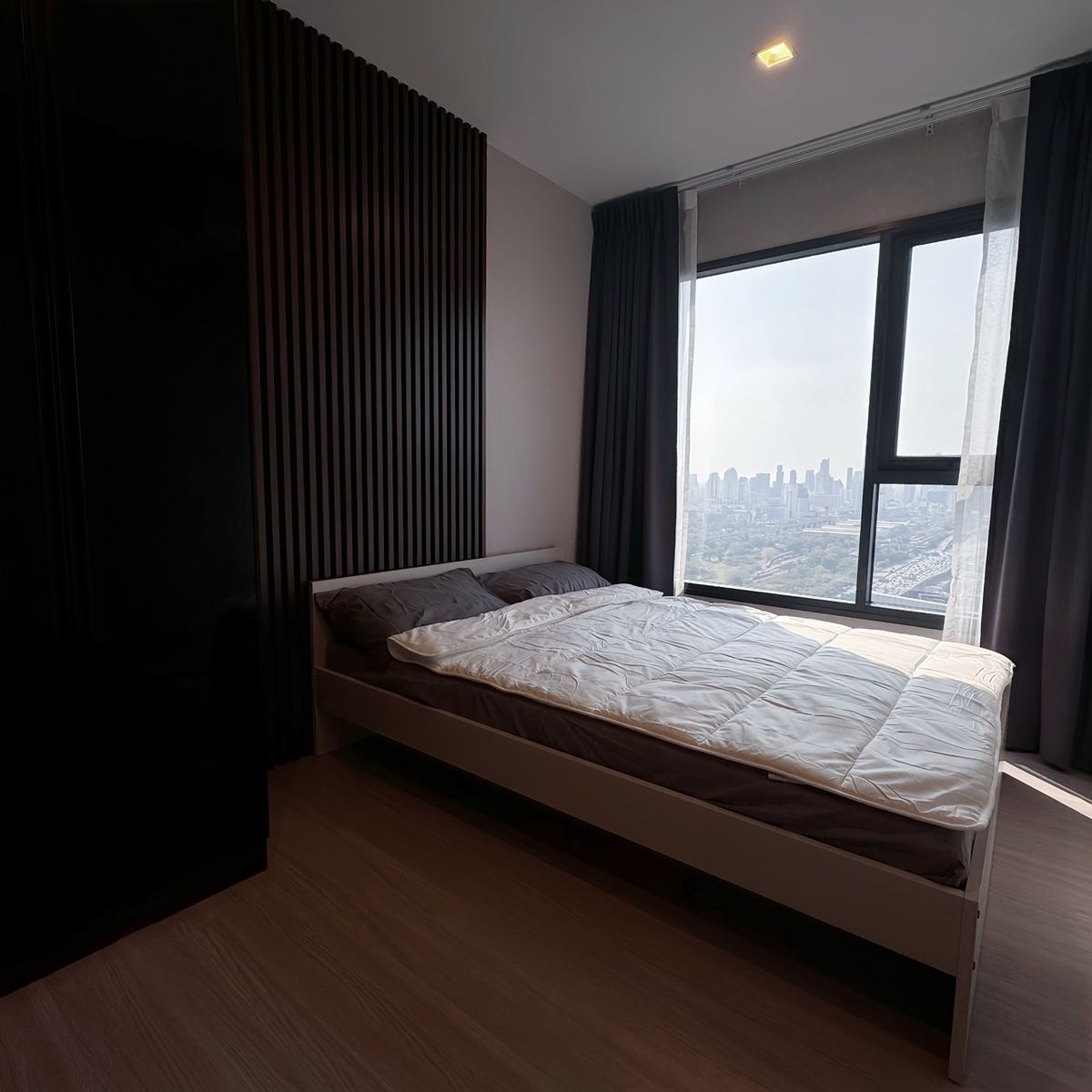 ให้เช่าคอนโดพระราม 9 เพชรบุรีตัดใหม่ RCA : LIFE ASOKE HYPE  32SQM BEST VIEW  20,000 B 