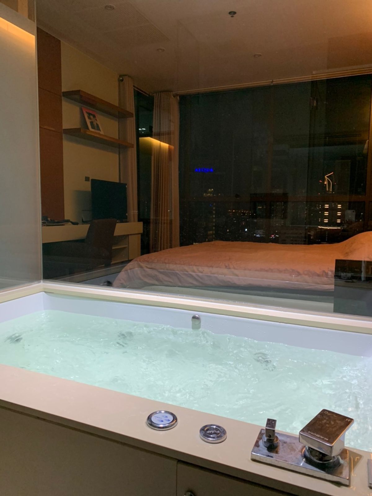 For RentCondoSukhumvit, Asoke, Thonglor : !! Beautiful room for rent. The Address Sukhumvit 28 (Dress Sukhumvit 28) near BTS Phrom Phong.