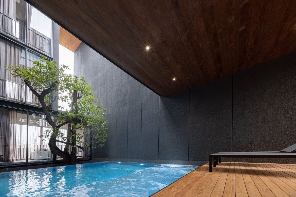 ขายบ้านวิภาวดี ดอนเมือง หลักสี่ : บ้านเดี่ยวหรู Cayla แบบ Pool Villa เจีย พูล เรสซิเดนซ์ 4 ชั้น พื้นที่ใช้สอย 734 ตร.ม. 4 ห้องนอน 5 ห้องน้ำ 4 ที่จอดรถ ตกแต่งครบพร้อมเฟอร์นิเจอร์และเครื่องใช้ไฟฟ้า พร้อมสระว่ายน้ำและลิฟต์ส่วนตัว ใกล้ รร.นานาชาติ Harrow และสนามบินดอนเมือง