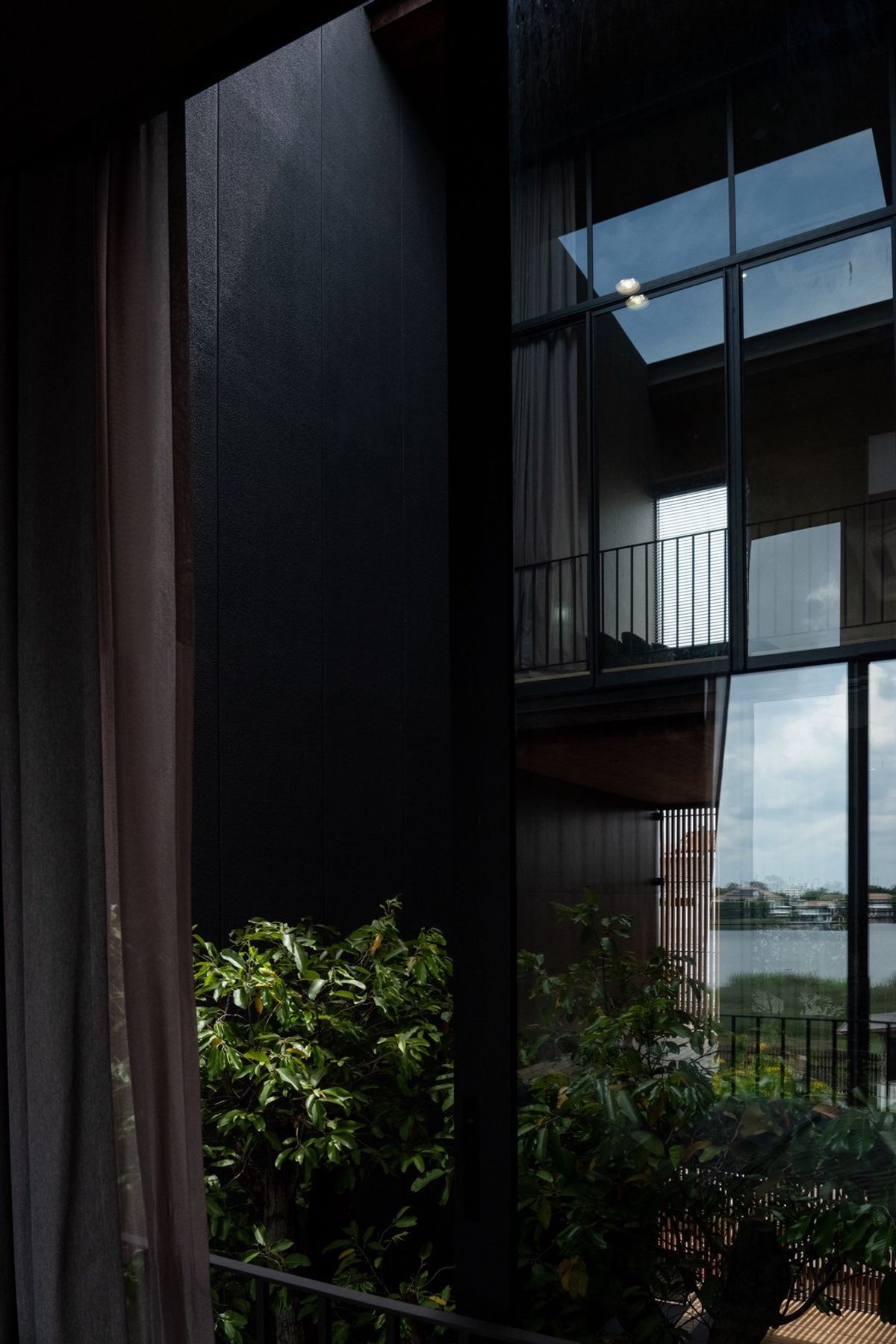 ขายบ้านวิภาวดี ดอนเมือง หลักสี่ : บ้านเดี่ยวหรู Cayla แบบ Pool Villa เจีย พูล เรสซิเดนซ์ 4 ชั้น พื้นที่ใช้สอย 734 ตร.ม. 4 ห้องนอน 5 ห้องน้ำ 4 ที่จอดรถ ตกแต่งครบพร้อมเฟอร์นิเจอร์และเครื่องใช้ไฟฟ้า พร้อมสระว่ายน้ำและลิฟต์ส่วนตัว ใกล้ รร.นานาชาติ Harrow และสนามบินดอนเมือง