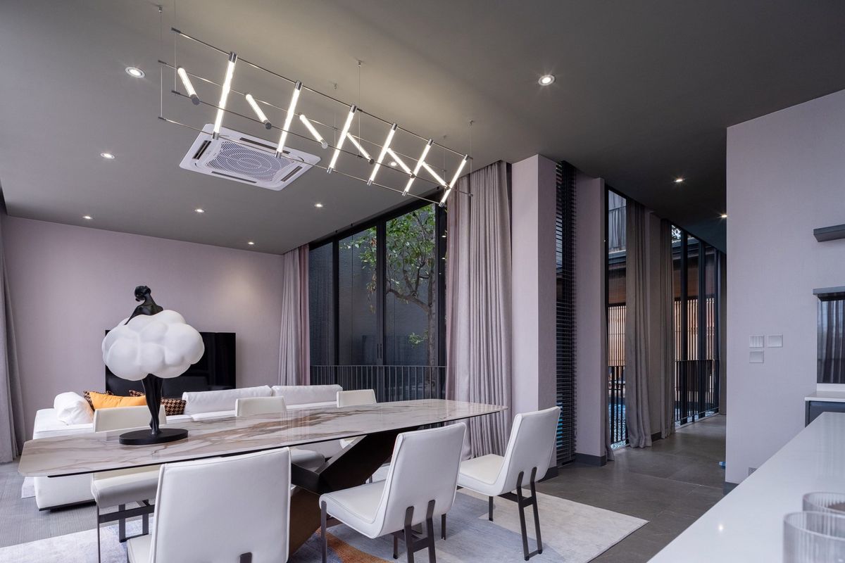 ขายบ้านวิภาวดี ดอนเมือง หลักสี่ : บ้านเดี่ยวหรู Cayla แบบ Pool Villa เจีย พูล เรสซิเดนซ์ 4 ชั้น พื้นที่ใช้สอย 734 ตร.ม. 4 ห้องนอน 5 ห้องน้ำ 4 ที่จอดรถ ตกแต่งครบพร้อมเฟอร์นิเจอร์และเครื่องใช้ไฟฟ้า พร้อมสระว่ายน้ำและลิฟต์ส่วนตัว ใกล้ รร.นานาชาติ Harrow และสนามบินดอนเมือง