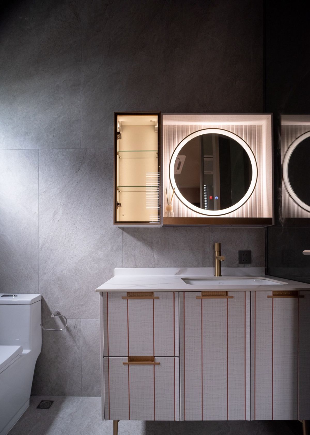 ขายบ้านวิภาวดี ดอนเมือง หลักสี่ : บ้านเดี่ยวหรู Cayla แบบ Pool Villa เจีย พูล เรสซิเดนซ์ 4 ชั้น พื้นที่ใช้สอย 734 ตร.ม. 4 ห้องนอน 5 ห้องน้ำ 4 ที่จอดรถ ตกแต่งครบพร้อมเฟอร์นิเจอร์และเครื่องใช้ไฟฟ้า พร้อมสระว่ายน้ำและลิฟต์ส่วนตัว ใกล้ รร.นานาชาติ Harrow และสนามบินดอนเมือง