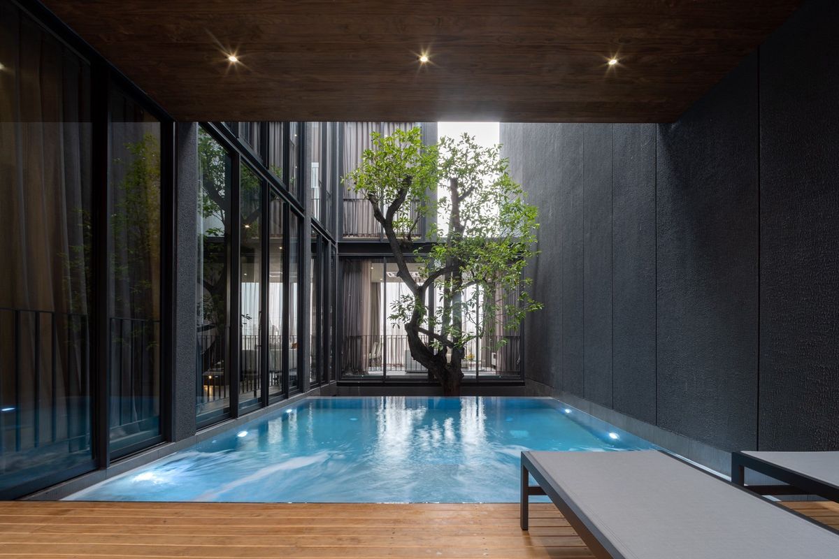 ขายบ้านวิภาวดี ดอนเมือง หลักสี่ : บ้านเดี่ยวหรู Cayla แบบ Pool Villa เจีย พูล เรสซิเดนซ์ 4 ชั้น พื้นที่ใช้สอย 734 ตร.ม. 4 ห้องนอน 5 ห้องน้ำ 4 ที่จอดรถ ตกแต่งครบพร้อมเฟอร์นิเจอร์และเครื่องใช้ไฟฟ้า พร้อมสระว่ายน้ำและลิฟต์ส่วนตัว ใกล้ รร.นานาชาติ Harrow และสนามบินดอนเมือง