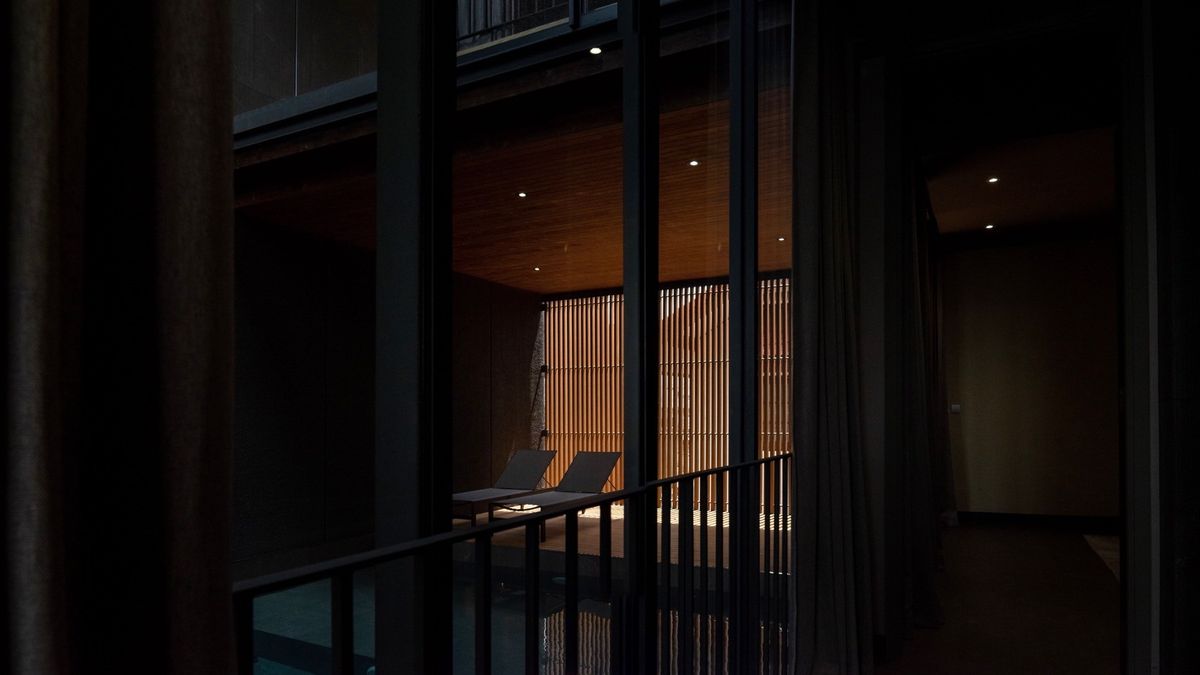 ขายบ้านวิภาวดี ดอนเมือง หลักสี่ : บ้านเดี่ยวหรู Cayla แบบ Pool Villa เจีย พูล เรสซิเดนซ์ 4 ชั้น พื้นที่ใช้สอย 734 ตร.ม. 4 ห้องนอน 5 ห้องน้ำ 4 ที่จอดรถ ตกแต่งครบพร้อมเฟอร์นิเจอร์และเครื่องใช้ไฟฟ้า พร้อมสระว่ายน้ำและลิฟต์ส่วนตัว ใกล้ รร.นานาชาติ Harrow และสนามบินดอนเมือง