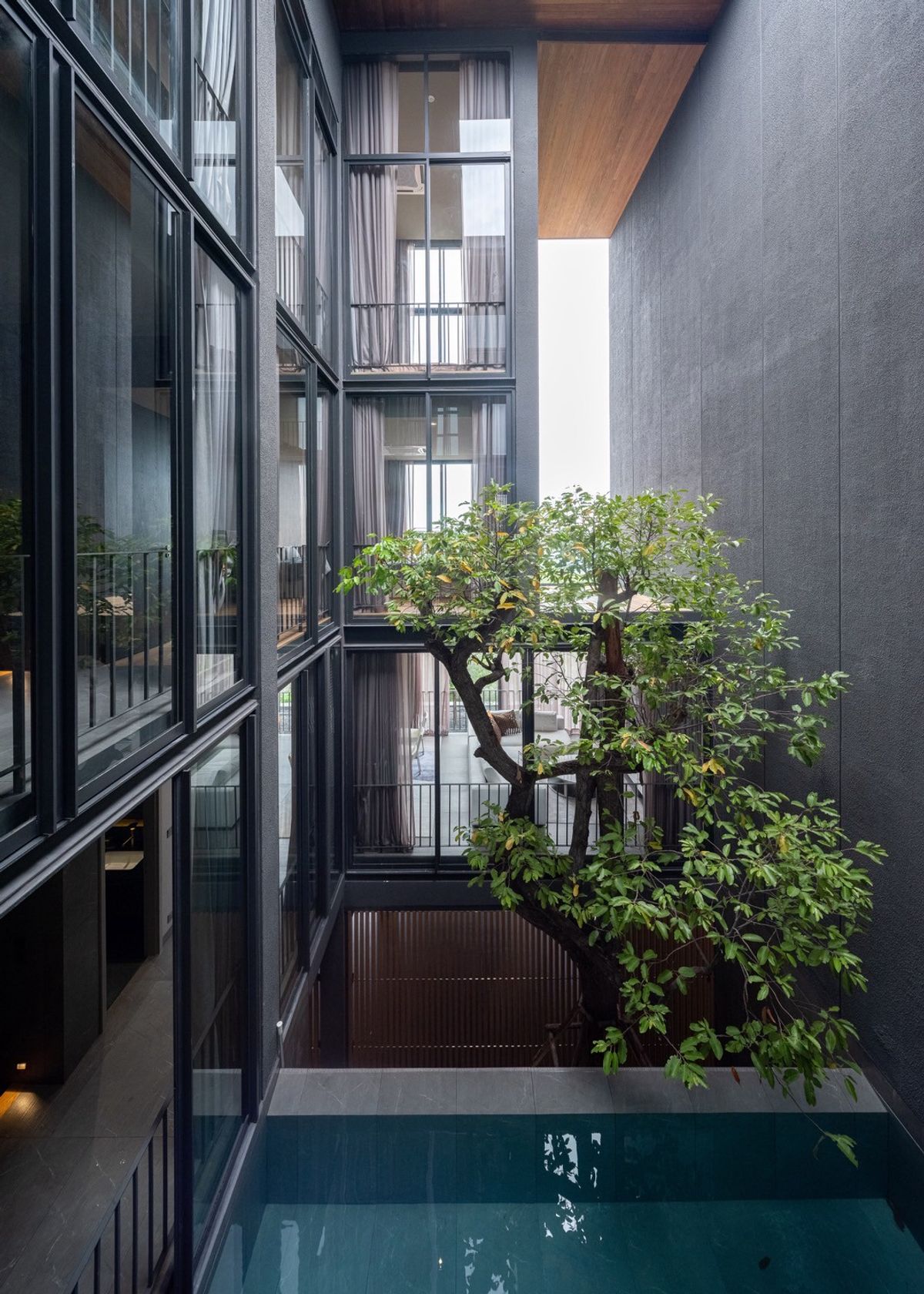 ขายบ้านวิภาวดี ดอนเมือง หลักสี่ : บ้านเดี่ยวหรู Cayla แบบ Pool Villa เจีย พูล เรสซิเดนซ์ 4 ชั้น พื้นที่ใช้สอย 734 ตร.ม. 4 ห้องนอน 5 ห้องน้ำ 4 ที่จอดรถ ตกแต่งครบพร้อมเฟอร์นิเจอร์และเครื่องใช้ไฟฟ้า พร้อมสระว่ายน้ำและลิฟต์ส่วนตัว ใกล้ รร.นานาชาติ Harrow และสนามบินดอนเมือง