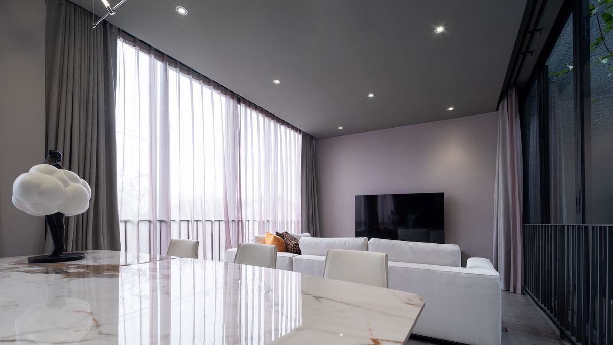 ขายบ้านวิภาวดี ดอนเมือง หลักสี่ : บ้านเดี่ยวหรู Cayla แบบ Pool Villa เจีย พูล เรสซิเดนซ์ 4 ชั้น พื้นที่ใช้สอย 734 ตร.ม. 4 ห้องนอน 5 ห้องน้ำ 4 ที่จอดรถ ตกแต่งครบพร้อมเฟอร์นิเจอร์และเครื่องใช้ไฟฟ้า พร้อมสระว่ายน้ำและลิฟต์ส่วนตัว ใกล้ รร.นานาชาติ Harrow และสนามบินดอนเมือง