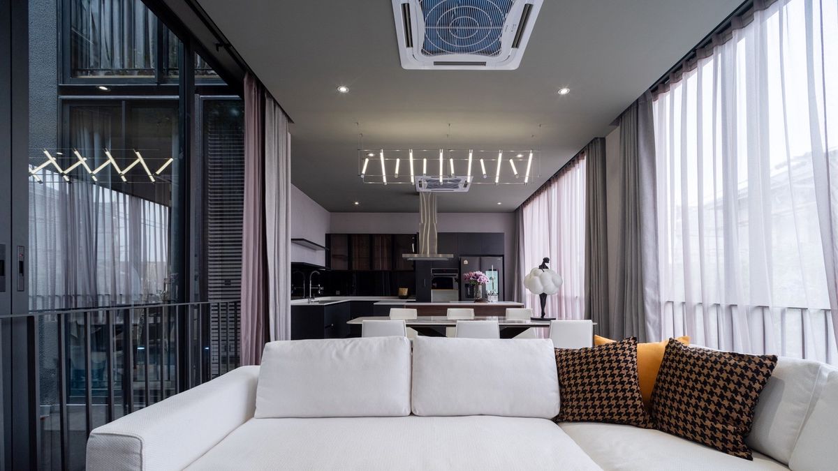 ขายบ้านวิภาวดี ดอนเมือง หลักสี่ : บ้านเดี่ยวหรู Cayla แบบ Pool Villa เจีย พูล เรสซิเดนซ์ 4 ชั้น พื้นที่ใช้สอย 734 ตร.ม. 4 ห้องนอน 5 ห้องน้ำ 4 ที่จอดรถ ตกแต่งครบพร้อมเฟอร์นิเจอร์และเครื่องใช้ไฟฟ้า พร้อมสระว่ายน้ำและลิฟต์ส่วนตัว ใกล้ รร.นานาชาติ Harrow และสนามบินดอนเมือง