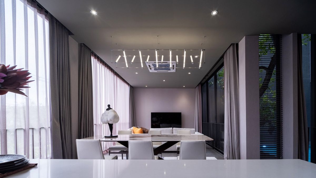 ขายบ้านวิภาวดี ดอนเมือง หลักสี่ : บ้านเดี่ยวหรู Cayla แบบ Pool Villa เจีย พูล เรสซิเดนซ์ 4 ชั้น พื้นที่ใช้สอย 734 ตร.ม. 4 ห้องนอน 5 ห้องน้ำ 4 ที่จอดรถ ตกแต่งครบพร้อมเฟอร์นิเจอร์และเครื่องใช้ไฟฟ้า พร้อมสระว่ายน้ำและลิฟต์ส่วนตัว ใกล้ รร.นานาชาติ Harrow และสนามบินดอนเมือง