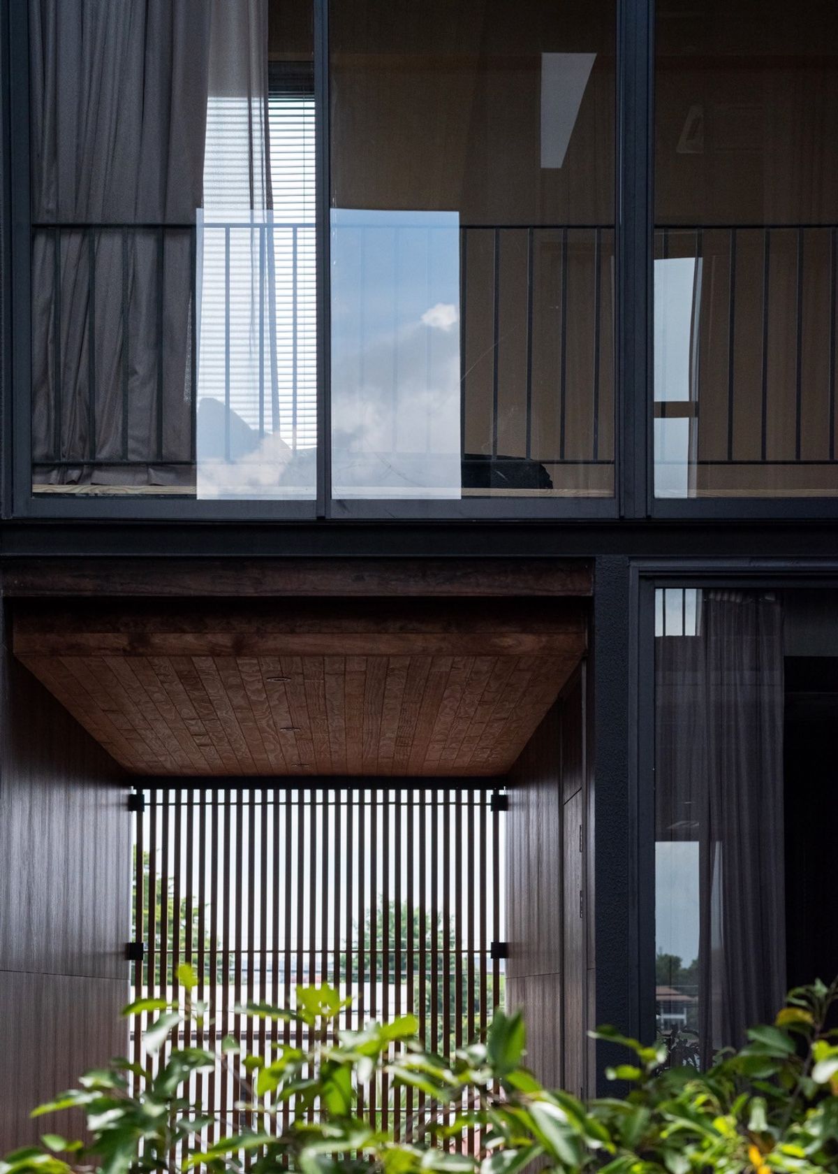 ขายบ้านวิภาวดี ดอนเมือง หลักสี่ : บ้านเดี่ยวหรู Cayla แบบ Pool Villa เจีย พูล เรสซิเดนซ์ 4 ชั้น พื้นที่ใช้สอย 734 ตร.ม. 4 ห้องนอน 5 ห้องน้ำ 4 ที่จอดรถ ตกแต่งครบพร้อมเฟอร์นิเจอร์และเครื่องใช้ไฟฟ้า พร้อมสระว่ายน้ำและลิฟต์ส่วนตัว ใกล้ รร.นานาชาติ Harrow และสนามบินดอนเมือง