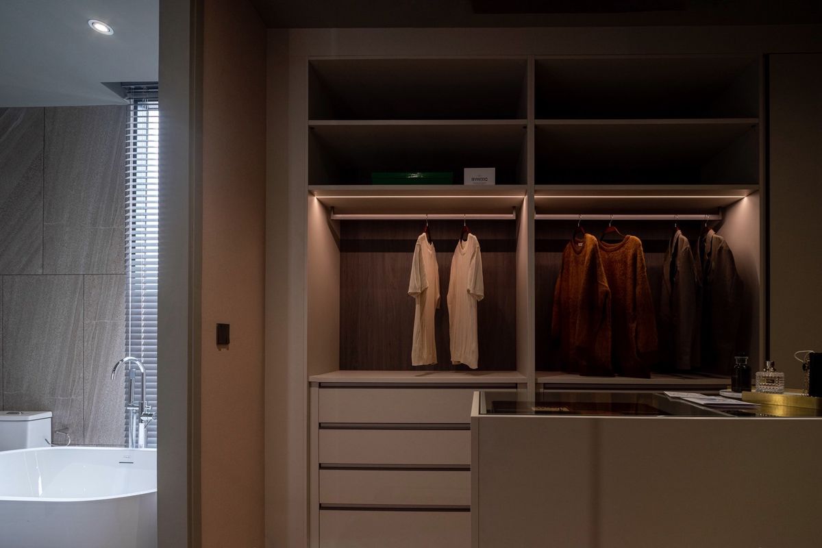 ขายบ้านวิภาวดี ดอนเมือง หลักสี่ : บ้านเดี่ยวหรู Cayla แบบ Pool Villa เจีย พูล เรสซิเดนซ์ 4 ชั้น พื้นที่ใช้สอย 734 ตร.ม. 4 ห้องนอน 5 ห้องน้ำ 4 ที่จอดรถ ตกแต่งครบพร้อมเฟอร์นิเจอร์และเครื่องใช้ไฟฟ้า พร้อมสระว่ายน้ำและลิฟต์ส่วนตัว ใกล้ รร.นานาชาติ Harrow และสนามบินดอนเมือง