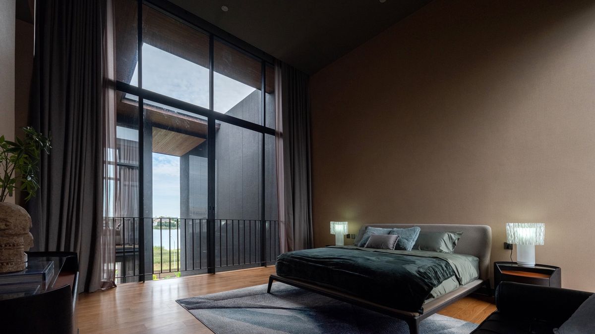 ขายบ้านวิภาวดี ดอนเมือง หลักสี่ : บ้านเดี่ยวหรู Cayla แบบ Pool Villa เจีย พูล เรสซิเดนซ์ 4 ชั้น พื้นที่ใช้สอย 734 ตร.ม. 4 ห้องนอน 5 ห้องน้ำ 4 ที่จอดรถ ตกแต่งครบพร้อมเฟอร์นิเจอร์และเครื่องใช้ไฟฟ้า พร้อมสระว่ายน้ำและลิฟต์ส่วนตัว ใกล้ รร.นานาชาติ Harrow และสนามบินดอนเมือง