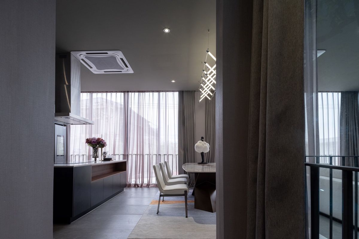 ขายบ้านวิภาวดี ดอนเมือง หลักสี่ : บ้านเดี่ยวหรู Cayla แบบ Pool Villa เจีย พูล เรสซิเดนซ์ 4 ชั้น พื้นที่ใช้สอย 734 ตร.ม. 4 ห้องนอน 5 ห้องน้ำ 4 ที่จอดรถ ตกแต่งครบพร้อมเฟอร์นิเจอร์และเครื่องใช้ไฟฟ้า พร้อมสระว่ายน้ำและลิฟต์ส่วนตัว ใกล้ รร.นานาชาติ Harrow และสนามบินดอนเมือง