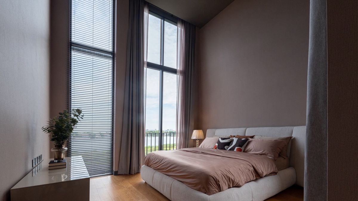 ขายบ้านวิภาวดี ดอนเมือง หลักสี่ : บ้านเดี่ยวหรู Cayla แบบ Pool Villa เจีย พูล เรสซิเดนซ์ 4 ชั้น พื้นที่ใช้สอย 734 ตร.ม. 4 ห้องนอน 5 ห้องน้ำ 4 ที่จอดรถ ตกแต่งครบพร้อมเฟอร์นิเจอร์และเครื่องใช้ไฟฟ้า พร้อมสระว่ายน้ำและลิฟต์ส่วนตัว ใกล้ รร.นานาชาติ Harrow และสนามบินดอนเมือง