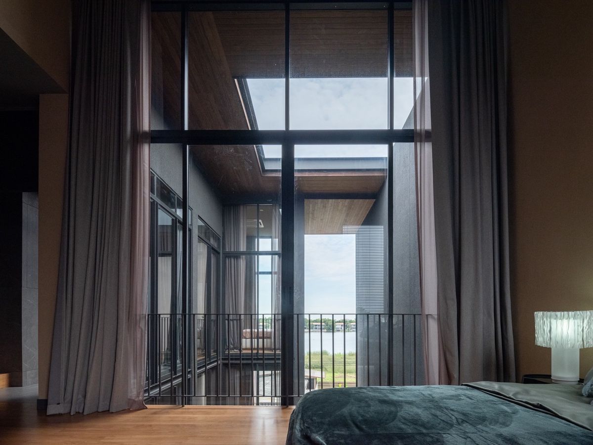 ขายบ้านวิภาวดี ดอนเมือง หลักสี่ : บ้านเดี่ยวหรู Cayla แบบ Pool Villa เจีย พูล เรสซิเดนซ์ 4 ชั้น พื้นที่ใช้สอย 734 ตร.ม. 4 ห้องนอน 5 ห้องน้ำ 4 ที่จอดรถ ตกแต่งครบพร้อมเฟอร์นิเจอร์และเครื่องใช้ไฟฟ้า พร้อมสระว่ายน้ำและลิฟต์ส่วนตัว ใกล้ รร.นานาชาติ Harrow และสนามบินดอนเมือง