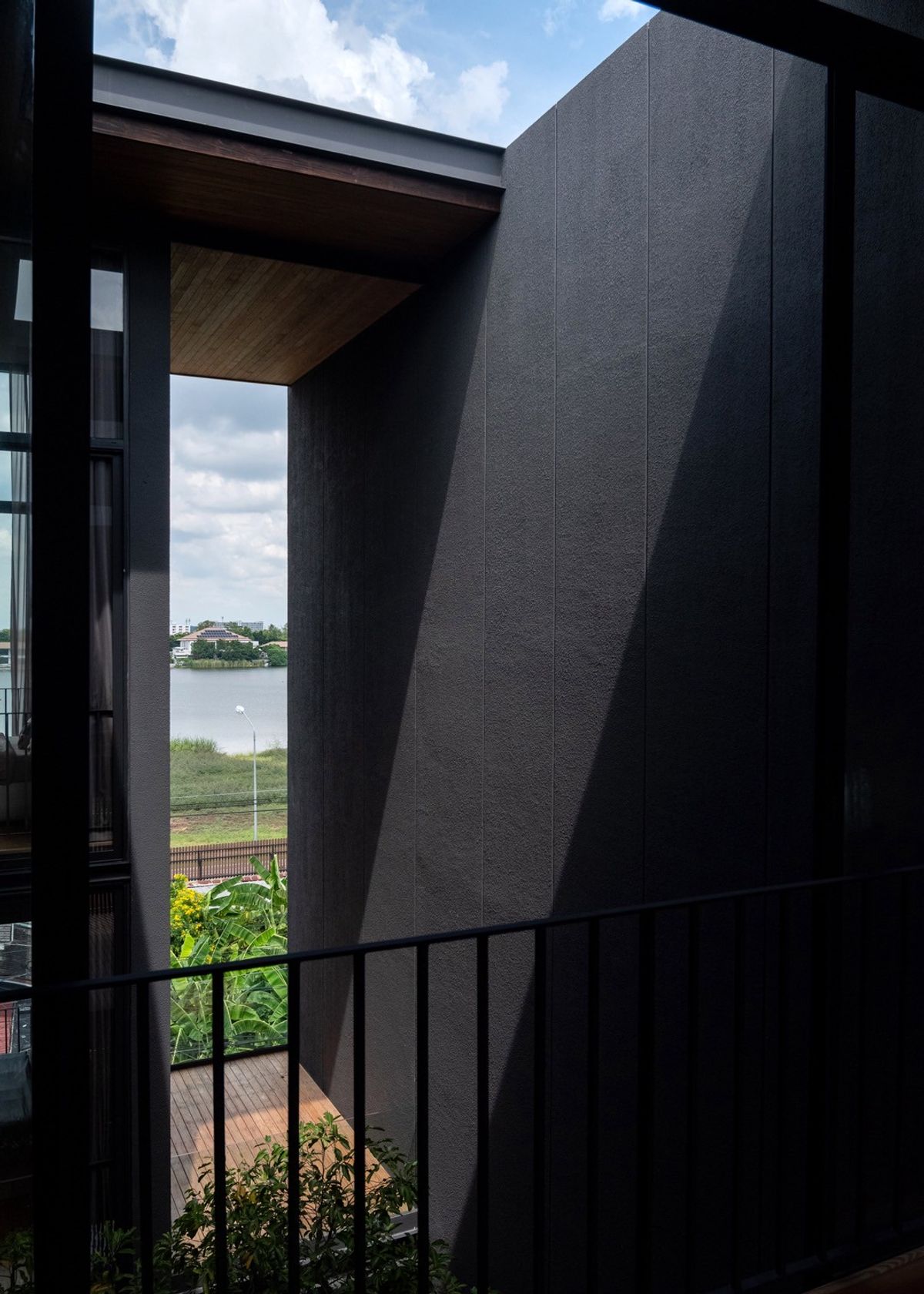 ขายบ้านวิภาวดี ดอนเมือง หลักสี่ : บ้านเดี่ยวหรู Cayla แบบ Pool Villa เจีย พูล เรสซิเดนซ์ 4 ชั้น พื้นที่ใช้สอย 734 ตร.ม. 4 ห้องนอน 5 ห้องน้ำ 4 ที่จอดรถ ตกแต่งครบพร้อมเฟอร์นิเจอร์และเครื่องใช้ไฟฟ้า พร้อมสระว่ายน้ำและลิฟต์ส่วนตัว ใกล้ รร.นานาชาติ Harrow และสนามบินดอนเมือง