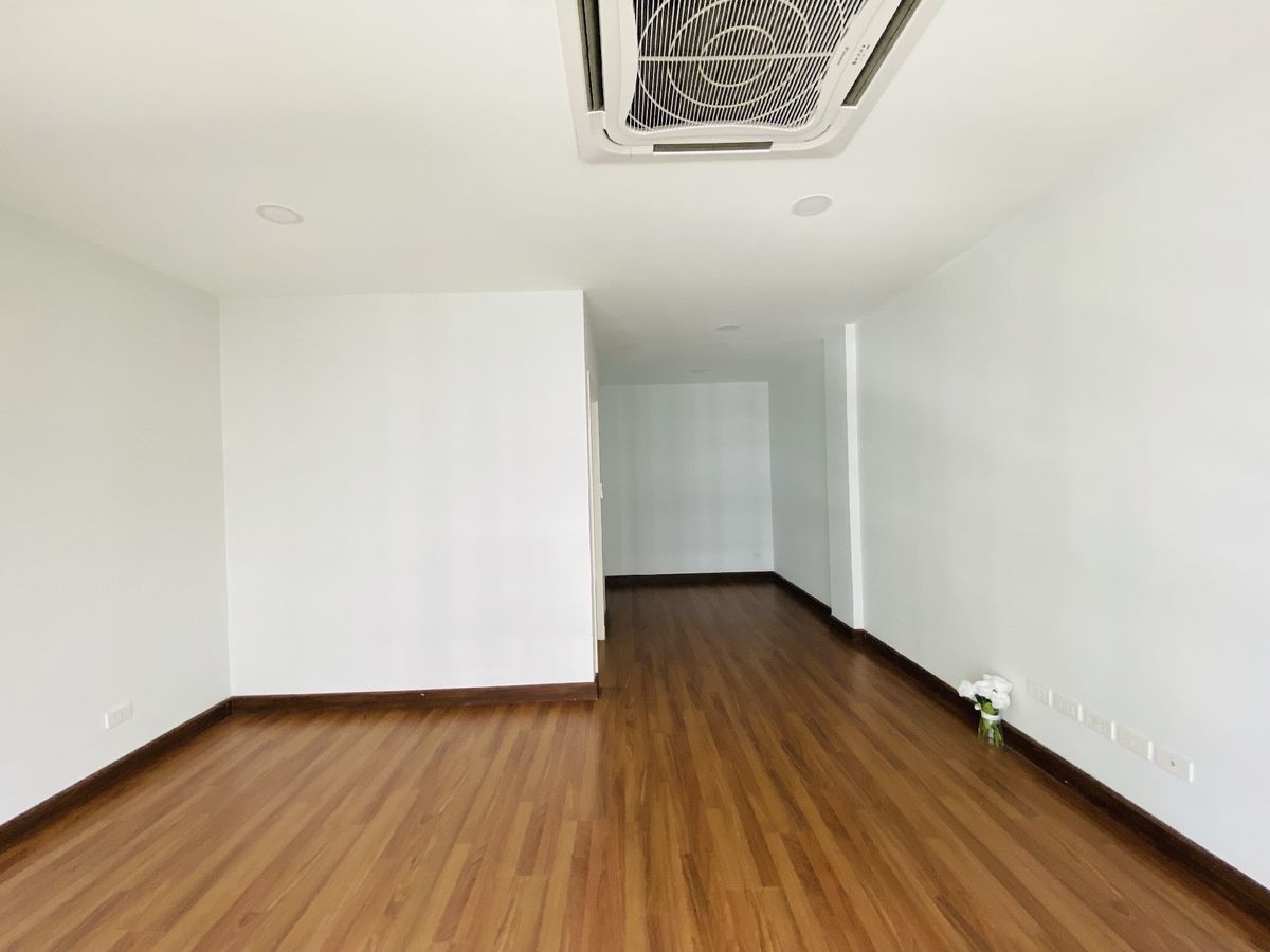 For SaleTownhomeBangna, Bearing, Lasalle : Sell ​​3.5 Townhome for sale, La Sal 24, Sukhumvit 105 | Near BTS 2 - Lifestyle - International School | Ready to be in potential location