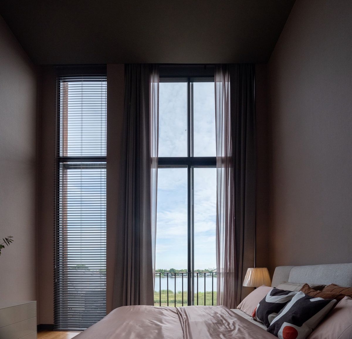 ขายบ้านวิภาวดี ดอนเมือง หลักสี่ : บ้านเดี่ยวหรู Cayla แบบ Pool Villa เจีย พูล เรสซิเดนซ์ 4 ชั้น พื้นที่ใช้สอย 734 ตร.ม. 4 ห้องนอน 5 ห้องน้ำ 4 ที่จอดรถ ตกแต่งครบพร้อมเฟอร์นิเจอร์และเครื่องใช้ไฟฟ้า พร้อมสระว่ายน้ำและลิฟต์ส่วนตัว ใกล้ รร.นานาชาติ Harrow และสนามบินดอนเมือง