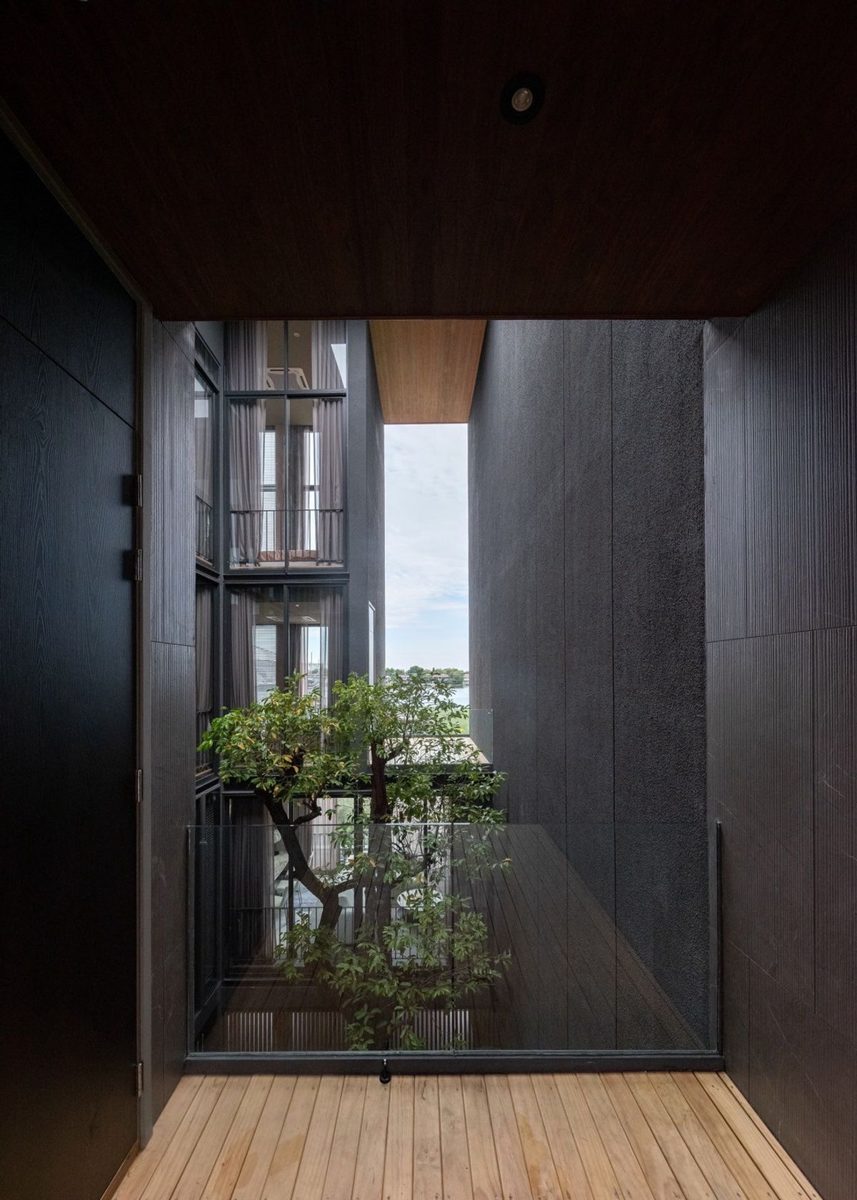 ขายบ้านวิภาวดี ดอนเมือง หลักสี่ : บ้านเดี่ยวหรู Cayla แบบ Pool Villa เจีย พูล เรสซิเดนซ์ 4 ชั้น พื้นที่ใช้สอย 734 ตร.ม. 4 ห้องนอน 5 ห้องน้ำ 4 ที่จอดรถ ตกแต่งครบพร้อมเฟอร์นิเจอร์และเครื่องใช้ไฟฟ้า พร้อมสระว่ายน้ำและลิฟต์ส่วนตัว ใกล้ รร.นานาชาติ Harrow และสนามบินดอนเมือง