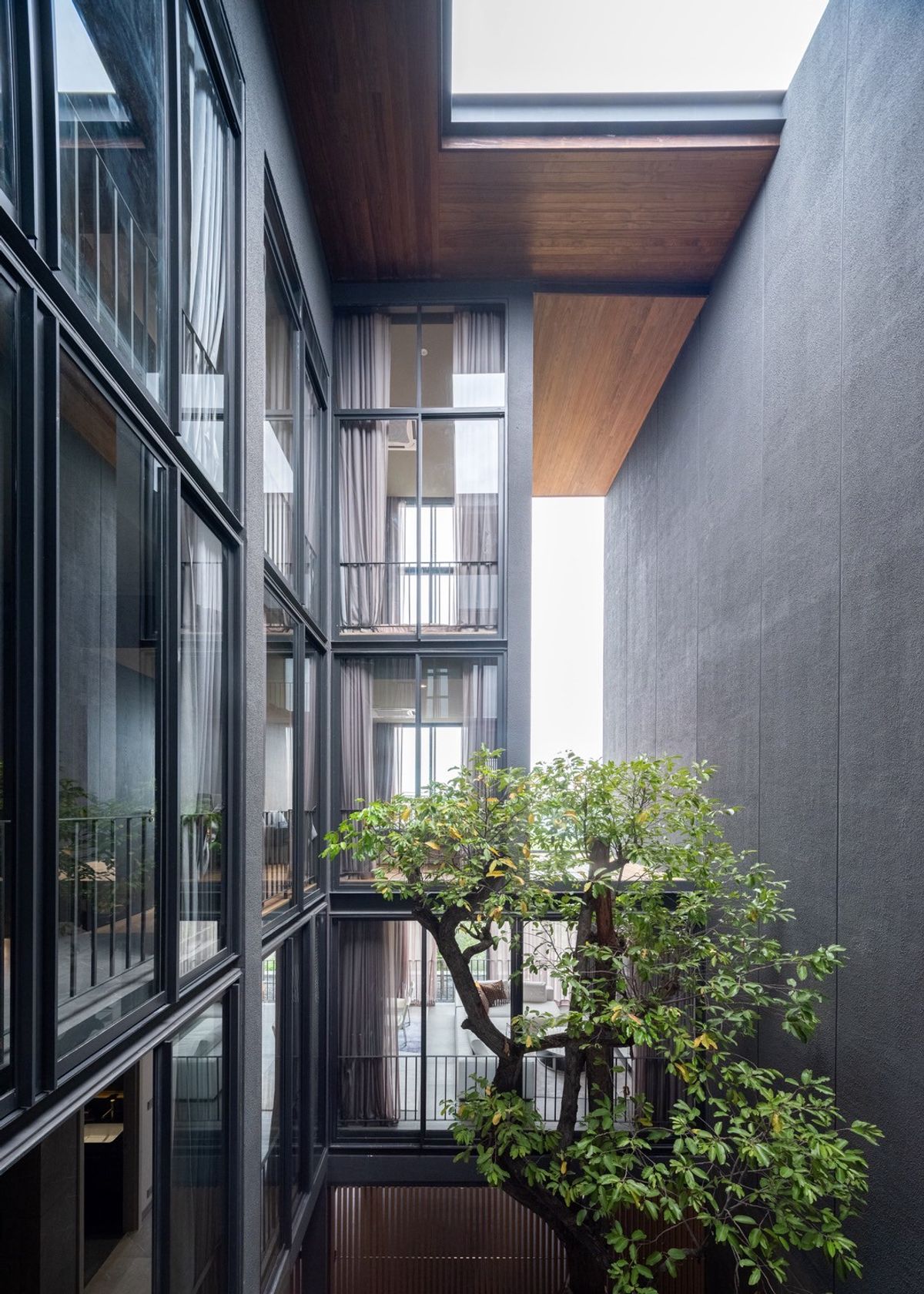 ขายบ้านวิภาวดี ดอนเมือง หลักสี่ : บ้านเดี่ยวหรู Cayla แบบ Pool Villa เจีย พูล เรสซิเดนซ์ 4 ชั้น พื้นที่ใช้สอย 734 ตร.ม. 4 ห้องนอน 5 ห้องน้ำ 4 ที่จอดรถ ตกแต่งครบพร้อมเฟอร์นิเจอร์และเครื่องใช้ไฟฟ้า พร้อมสระว่ายน้ำและลิฟต์ส่วนตัว ใกล้ รร.นานาชาติ Harrow และสนามบินดอนเมือง