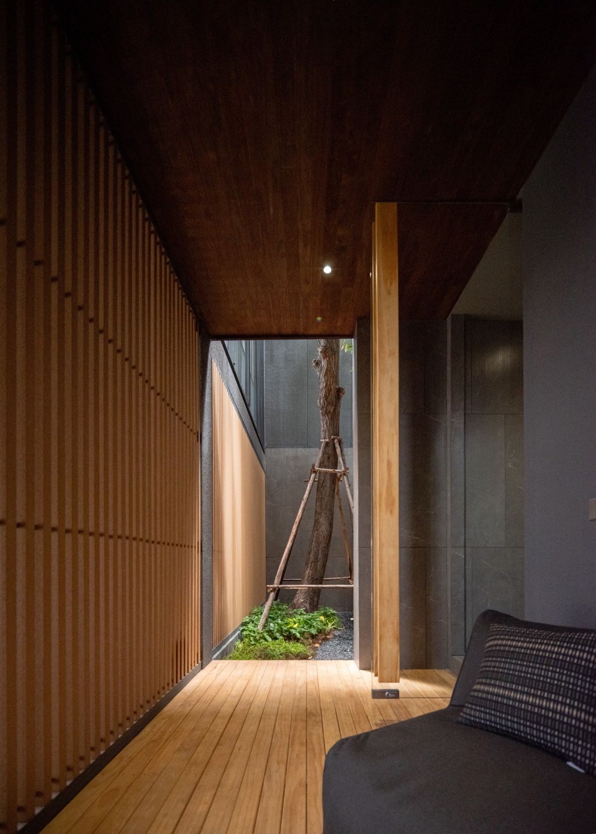 ขายบ้านวิภาวดี ดอนเมือง หลักสี่ : บ้านเดี่ยวหรู Cayla แบบ Pool Villa เจีย พูล เรสซิเดนซ์ 4 ชั้น พื้นที่ใช้สอย 734 ตร.ม. 4 ห้องนอน 5 ห้องน้ำ 4 ที่จอดรถ ตกแต่งครบพร้อมเฟอร์นิเจอร์และเครื่องใช้ไฟฟ้า พร้อมสระว่ายน้ำและลิฟต์ส่วนตัว ใกล้ รร.นานาชาติ Harrow และสนามบินดอนเมือง