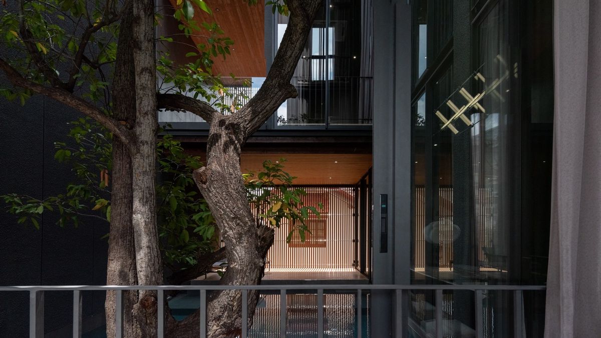 ขายบ้านวิภาวดี ดอนเมือง หลักสี่ : บ้านเดี่ยวหรู Cayla แบบ Pool Villa เจีย พูล เรสซิเดนซ์ 4 ชั้น พื้นที่ใช้สอย 734 ตร.ม. 4 ห้องนอน 5 ห้องน้ำ 4 ที่จอดรถ ตกแต่งครบพร้อมเฟอร์นิเจอร์และเครื่องใช้ไฟฟ้า พร้อมสระว่ายน้ำและลิฟต์ส่วนตัว ใกล้ รร.นานาชาติ Harrow และสนามบินดอนเมือง