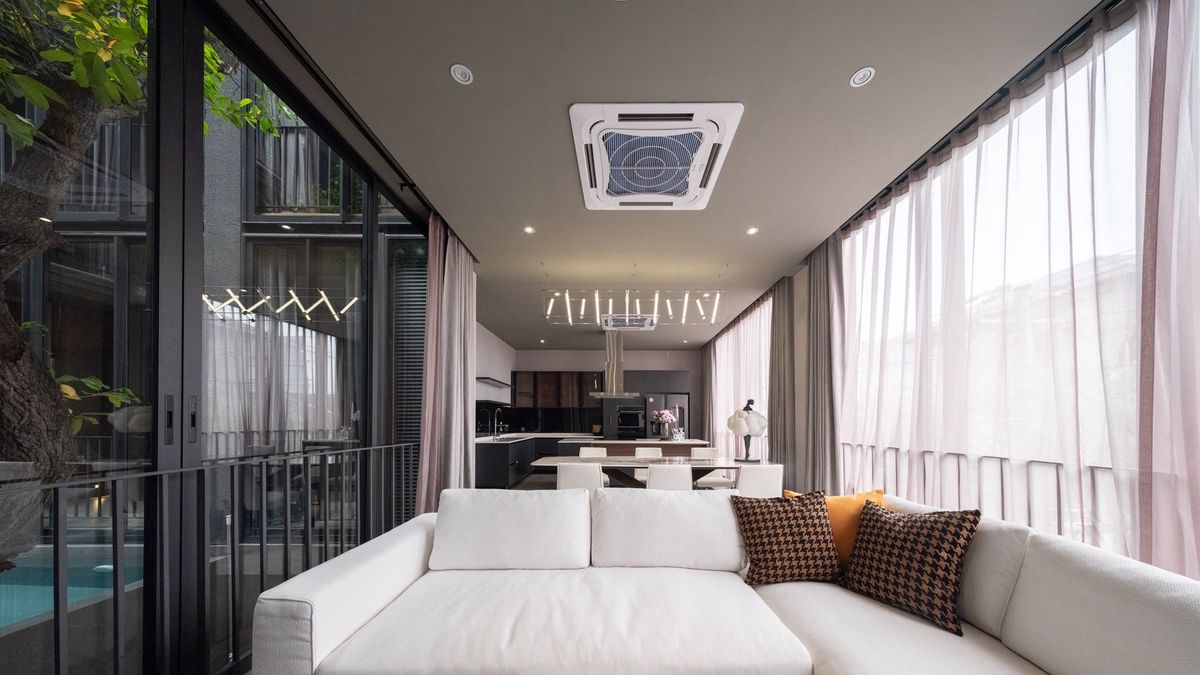 ขายบ้านวิภาวดี ดอนเมือง หลักสี่ : บ้านเดี่ยวหรู Cayla แบบ Pool Villa เจีย พูล เรสซิเดนซ์ 4 ชั้น พื้นที่ใช้สอย 734 ตร.ม. 4 ห้องนอน 5 ห้องน้ำ 4 ที่จอดรถ ตกแต่งครบพร้อมเฟอร์นิเจอร์และเครื่องใช้ไฟฟ้า พร้อมสระว่ายน้ำและลิฟต์ส่วนตัว ใกล้ รร.นานาชาติ Harrow และสนามบินดอนเมือง