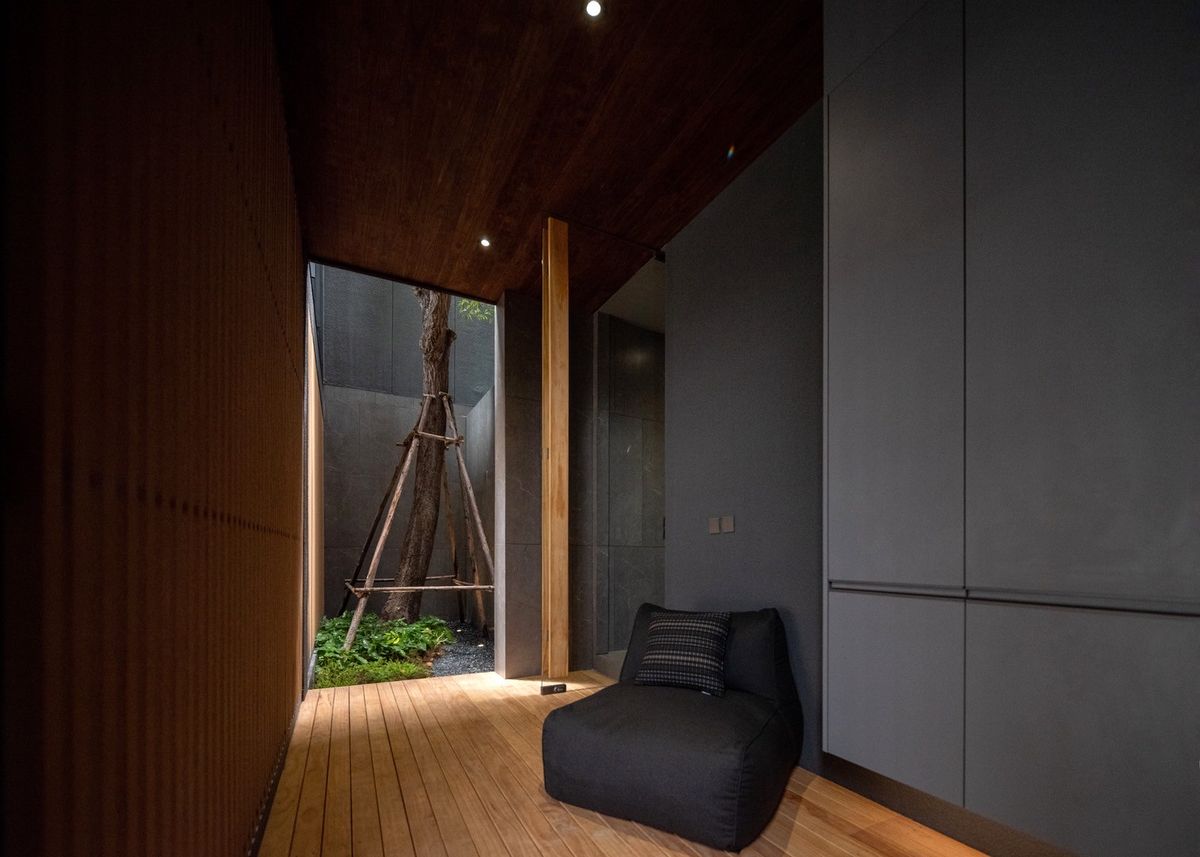 ขายบ้านวิภาวดี ดอนเมือง หลักสี่ : บ้านเดี่ยวหรู Cayla แบบ Pool Villa เจีย พูล เรสซิเดนซ์ 4 ชั้น พื้นที่ใช้สอย 734 ตร.ม. 4 ห้องนอน 5 ห้องน้ำ 4 ที่จอดรถ ตกแต่งครบพร้อมเฟอร์นิเจอร์และเครื่องใช้ไฟฟ้า พร้อมสระว่ายน้ำและลิฟต์ส่วนตัว ใกล้ รร.นานาชาติ Harrow และสนามบินดอนเมือง