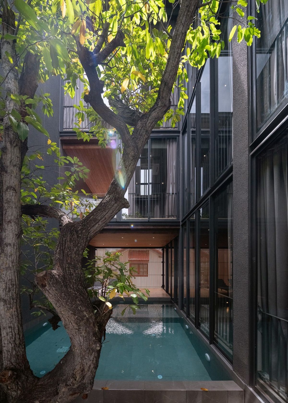 ขายบ้านวิภาวดี ดอนเมือง หลักสี่ : บ้านเดี่ยวหรู Cayla แบบ Pool Villa เจีย พูล เรสซิเดนซ์ 4 ชั้น พื้นที่ใช้สอย 734 ตร.ม. 4 ห้องนอน 5 ห้องน้ำ 4 ที่จอดรถ ตกแต่งครบพร้อมเฟอร์นิเจอร์และเครื่องใช้ไฟฟ้า พร้อมสระว่ายน้ำและลิฟต์ส่วนตัว ใกล้ รร.นานาชาติ Harrow และสนามบินดอนเมือง