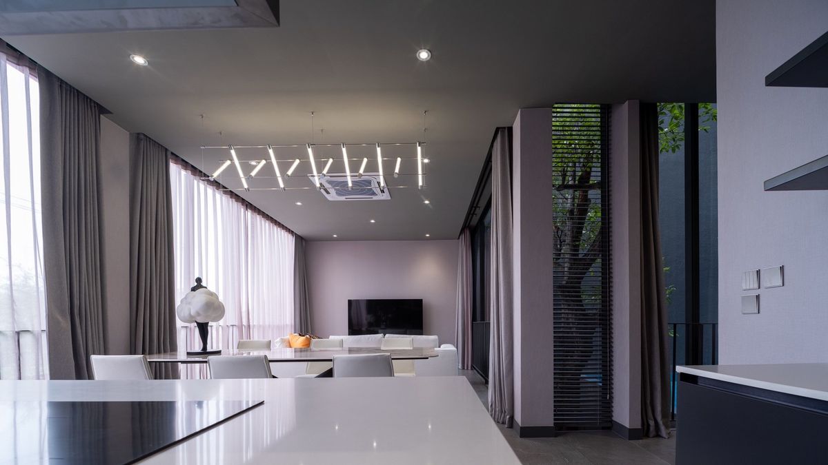 ขายบ้านวิภาวดี ดอนเมือง หลักสี่ : บ้านเดี่ยวหรู Cayla แบบ Pool Villa เจีย พูล เรสซิเดนซ์ 4 ชั้น พื้นที่ใช้สอย 734 ตร.ม. 4 ห้องนอน 5 ห้องน้ำ 4 ที่จอดรถ ตกแต่งครบพร้อมเฟอร์นิเจอร์และเครื่องใช้ไฟฟ้า พร้อมสระว่ายน้ำและลิฟต์ส่วนตัว ใกล้ รร.นานาชาติ Harrow และสนามบินดอนเมือง