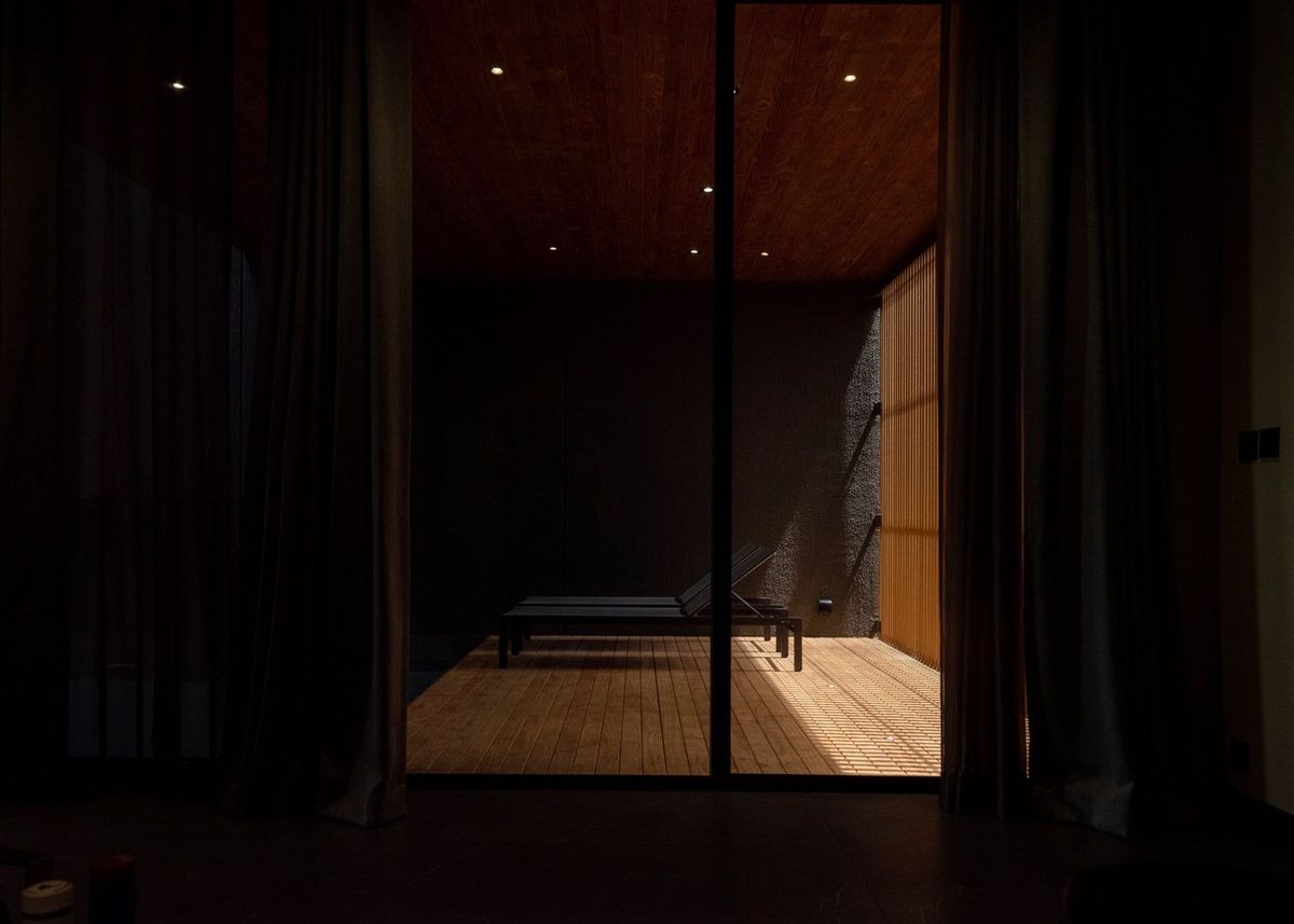 ขายบ้านวิภาวดี ดอนเมือง หลักสี่ : บ้านเดี่ยวหรู Cayla แบบ Pool Villa เจีย พูล เรสซิเดนซ์ 4 ชั้น พื้นที่ใช้สอย 734 ตร.ม. 4 ห้องนอน 5 ห้องน้ำ 4 ที่จอดรถ ตกแต่งครบพร้อมเฟอร์นิเจอร์และเครื่องใช้ไฟฟ้า พร้อมสระว่ายน้ำและลิฟต์ส่วนตัว ใกล้ รร.นานาชาติ Harrow และสนามบินดอนเมือง