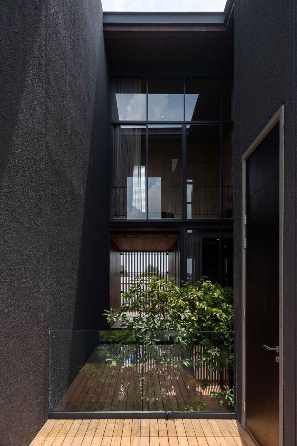 ขายบ้านวิภาวดี ดอนเมือง หลักสี่ : บ้านเดี่ยวหรู Cayla แบบ Pool Villa เจีย พูล เรสซิเดนซ์ 4 ชั้น พื้นที่ใช้สอย 734 ตร.ม. 4 ห้องนอน 5 ห้องน้ำ 4 ที่จอดรถ ตกแต่งครบพร้อมเฟอร์นิเจอร์และเครื่องใช้ไฟฟ้า พร้อมสระว่ายน้ำและลิฟต์ส่วนตัว ใกล้ รร.นานาชาติ Harrow และสนามบินดอนเมือง