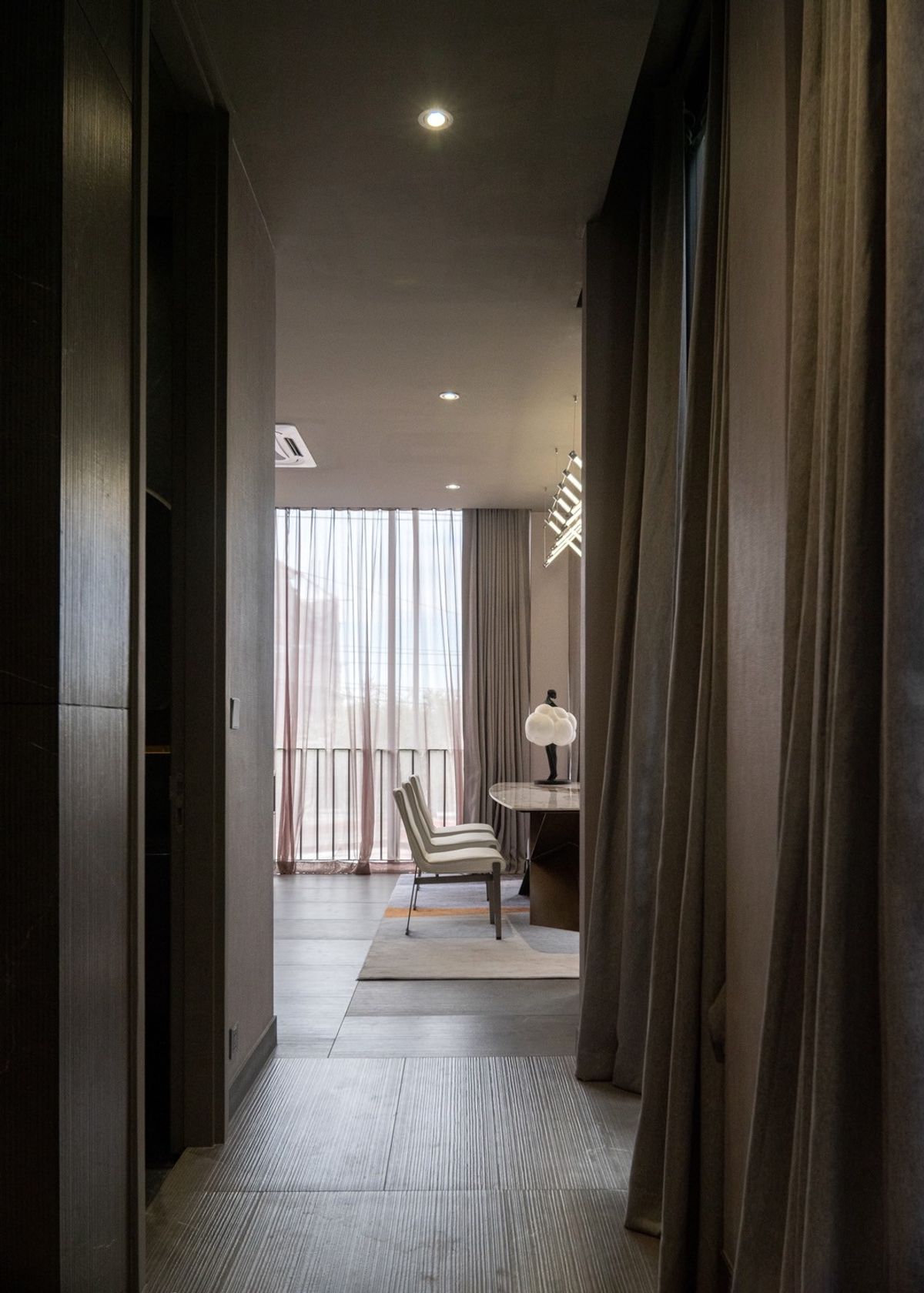 ขายบ้านวิภาวดี ดอนเมือง หลักสี่ : บ้านเดี่ยวหรู Cayla แบบ Pool Villa เจีย พูล เรสซิเดนซ์ 4 ชั้น พื้นที่ใช้สอย 734 ตร.ม. 4 ห้องนอน 5 ห้องน้ำ 4 ที่จอดรถ ตกแต่งครบพร้อมเฟอร์นิเจอร์และเครื่องใช้ไฟฟ้า พร้อมสระว่ายน้ำและลิฟต์ส่วนตัว ใกล้ รร.นานาชาติ Harrow และสนามบินดอนเมือง