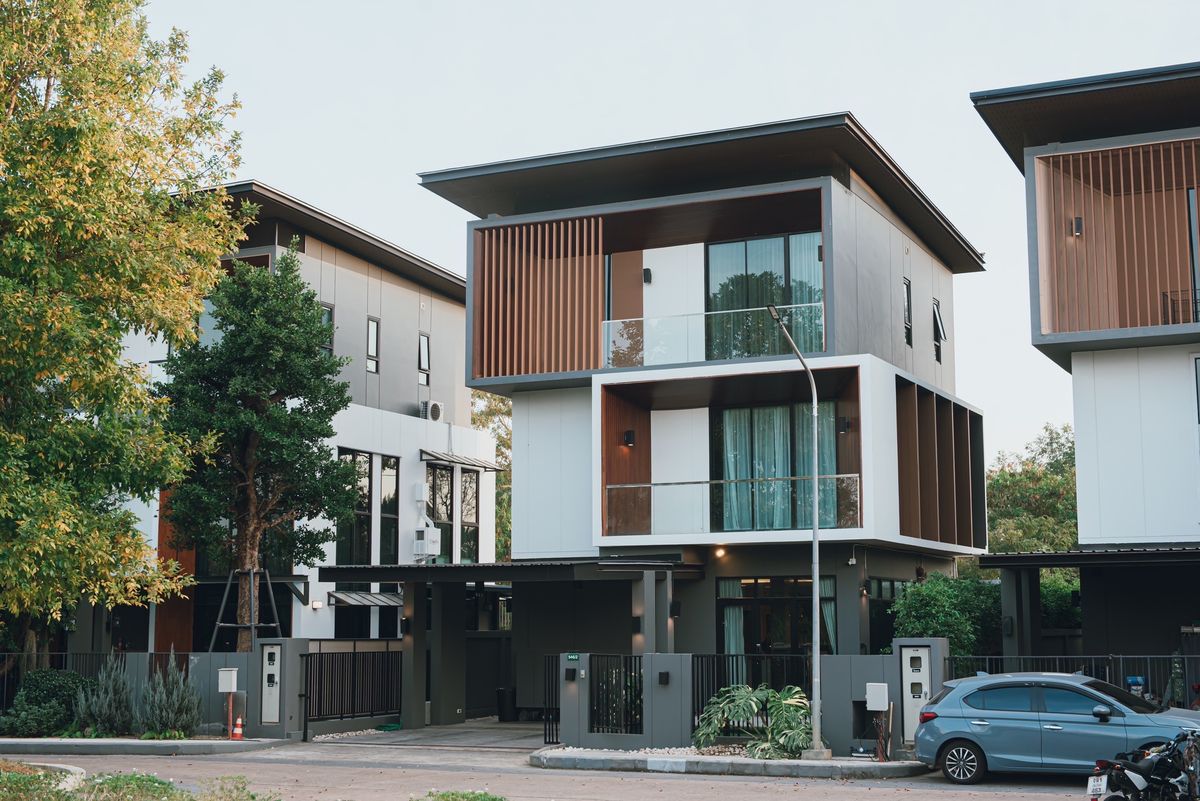 ให้เช่าบ้านเชียงใหม่ : 🏡 ให้เช่า! บ้านหรู Modern Tropical 3 ชั้น พร้อมสระว่ายน้ำ ฟิตเนส ใกล้แยกรวมโชค