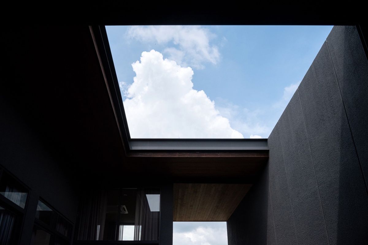 ขายบ้านวิภาวดี ดอนเมือง หลักสี่ : บ้านเดี่ยวหรู Cayla แบบ Pool Villa เจีย พูล เรสซิเดนซ์ 4 ชั้น พื้นที่ใช้สอย 734 ตร.ม. 4 ห้องนอน 5 ห้องน้ำ 4 ที่จอดรถ ตกแต่งครบพร้อมเฟอร์นิเจอร์และเครื่องใช้ไฟฟ้า พร้อมสระว่ายน้ำและลิฟต์ส่วนตัว ใกล้ รร.นานาชาติ Harrow และสนามบินดอนเมือง