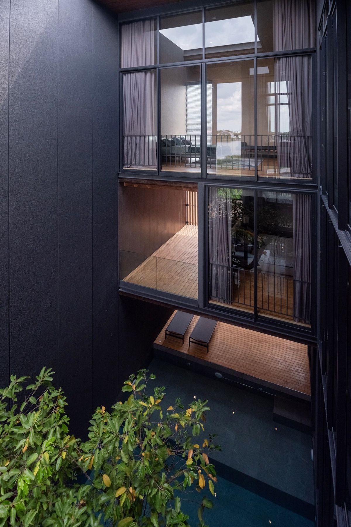 ขายบ้านวิภาวดี ดอนเมือง หลักสี่ : บ้านเดี่ยวหรู Cayla แบบ Pool Villa เจีย พูล เรสซิเดนซ์ 4 ชั้น พื้นที่ใช้สอย 734 ตร.ม. 4 ห้องนอน 5 ห้องน้ำ 4 ที่จอดรถ ตกแต่งครบพร้อมเฟอร์นิเจอร์และเครื่องใช้ไฟฟ้า พร้อมสระว่ายน้ำและลิฟต์ส่วนตัว ใกล้ รร.นานาชาติ Harrow และสนามบินดอนเมือง