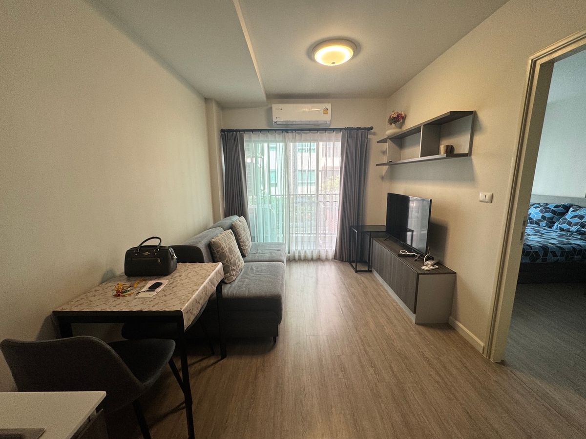 For RentCondoChiang Mai : 🏡 D Condo Rin – Pool View, Ready to Move In! A cozy room with a resort-style pool view near Central Festival Chiang Mai – Available Now! 🧡