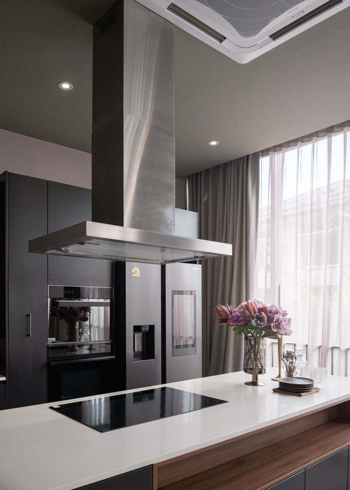 ขายบ้านวิภาวดี ดอนเมือง หลักสี่ : บ้านเดี่ยวหรู Cayla แบบ Pool Villa เจีย พูล เรสซิเดนซ์ 4 ชั้น พื้นที่ใช้สอย 734 ตร.ม. 4 ห้องนอน 5 ห้องน้ำ 4 ที่จอดรถ ตกแต่งครบพร้อมเฟอร์นิเจอร์และเครื่องใช้ไฟฟ้า พร้อมสระว่ายน้ำและลิฟต์ส่วนตัว ใกล้ รร.นานาชาติ Harrow และสนามบินดอนเมือง