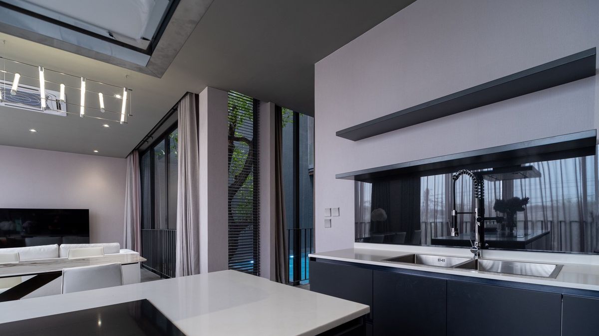 ขายบ้านวิภาวดี ดอนเมือง หลักสี่ : บ้านเดี่ยวหรู Cayla แบบ Pool Villa เจีย พูล เรสซิเดนซ์ 4 ชั้น พื้นที่ใช้สอย 734 ตร.ม. 4 ห้องนอน 5 ห้องน้ำ 4 ที่จอดรถ ตกแต่งครบพร้อมเฟอร์นิเจอร์และเครื่องใช้ไฟฟ้า พร้อมสระว่ายน้ำและลิฟต์ส่วนตัว ใกล้ รร.นานาชาติ Harrow และสนามบินดอนเมือง