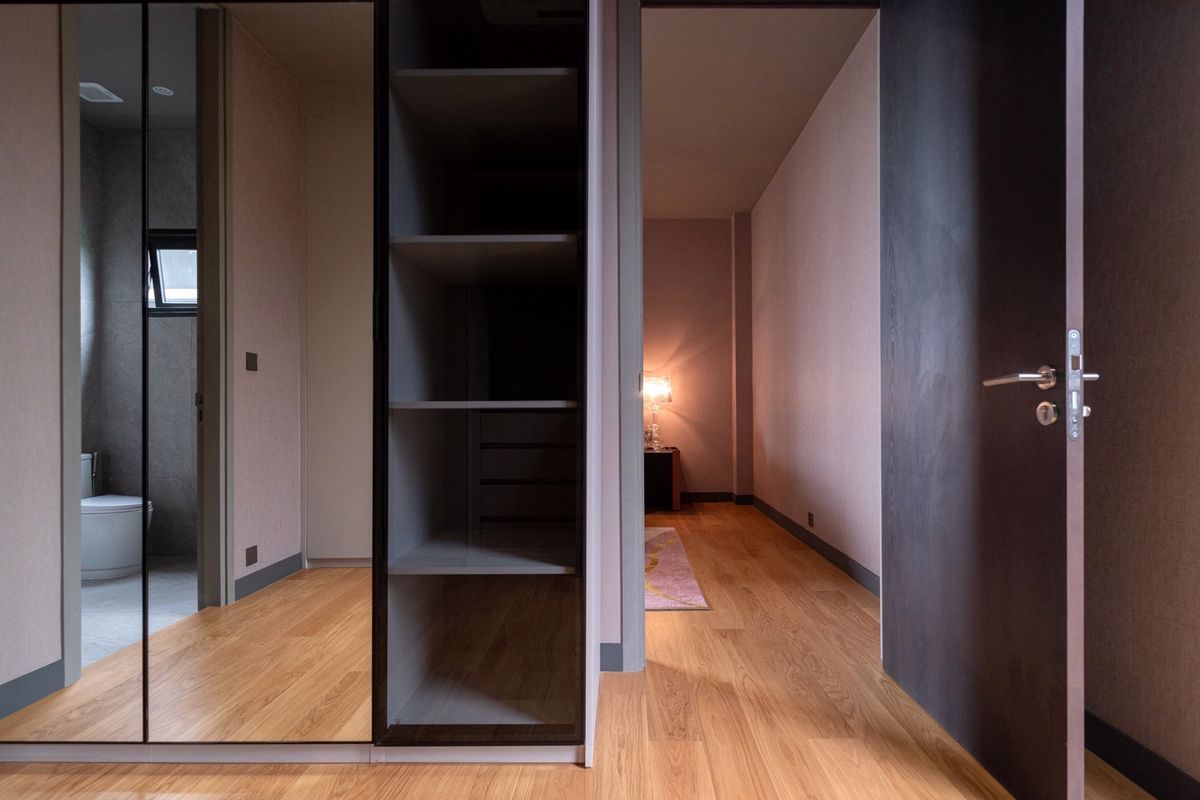 ขายบ้านวิภาวดี ดอนเมือง หลักสี่ : บ้านเดี่ยวหรู Cayla แบบ Pool Villa เจีย พูล เรสซิเดนซ์ 4 ชั้น พื้นที่ใช้สอย 734 ตร.ม. 4 ห้องนอน 5 ห้องน้ำ 4 ที่จอดรถ ตกแต่งครบพร้อมเฟอร์นิเจอร์และเครื่องใช้ไฟฟ้า พร้อมสระว่ายน้ำและลิฟต์ส่วนตัว ใกล้ รร.นานาชาติ Harrow และสนามบินดอนเมือง