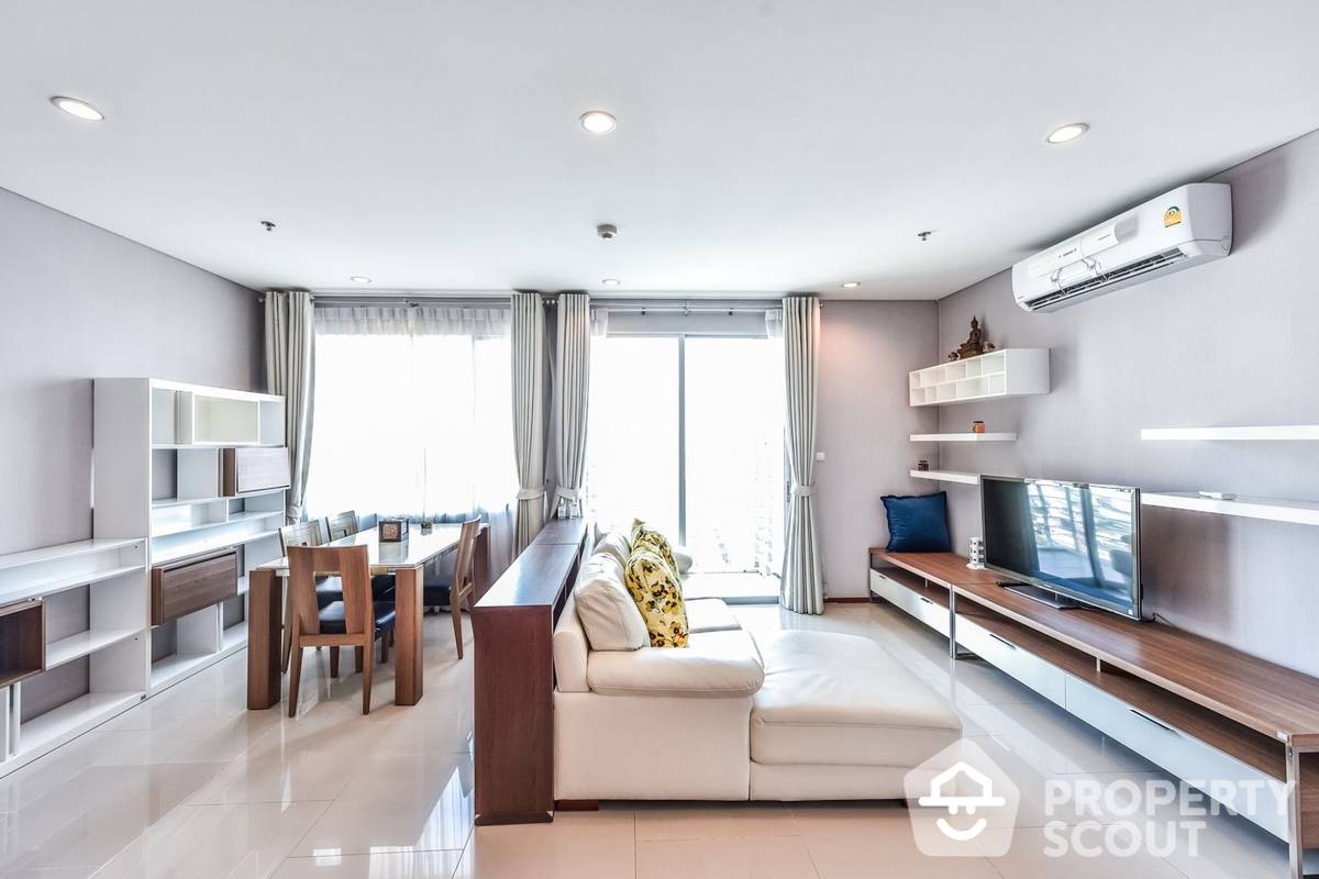For SaleCondoWongwianyai, Charoennakor : 2-BR Condo at Villa Sathorn near BTS Krung Thon Buri