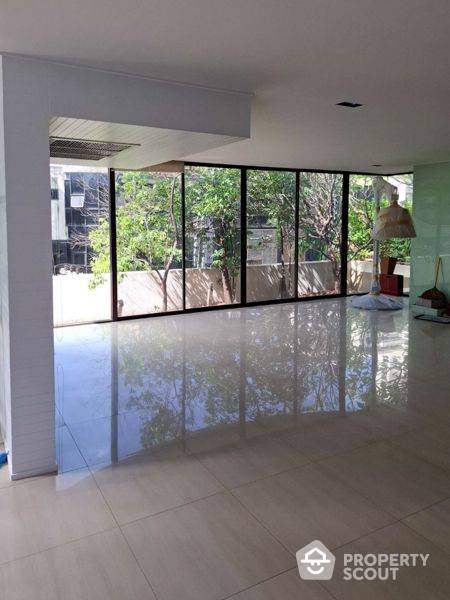 For SaleCondoSukhumvit, Asoke, Thonglor : 3-BR Condo at Supalai Place Sukhumvit 39 near BTS Phrom Phong