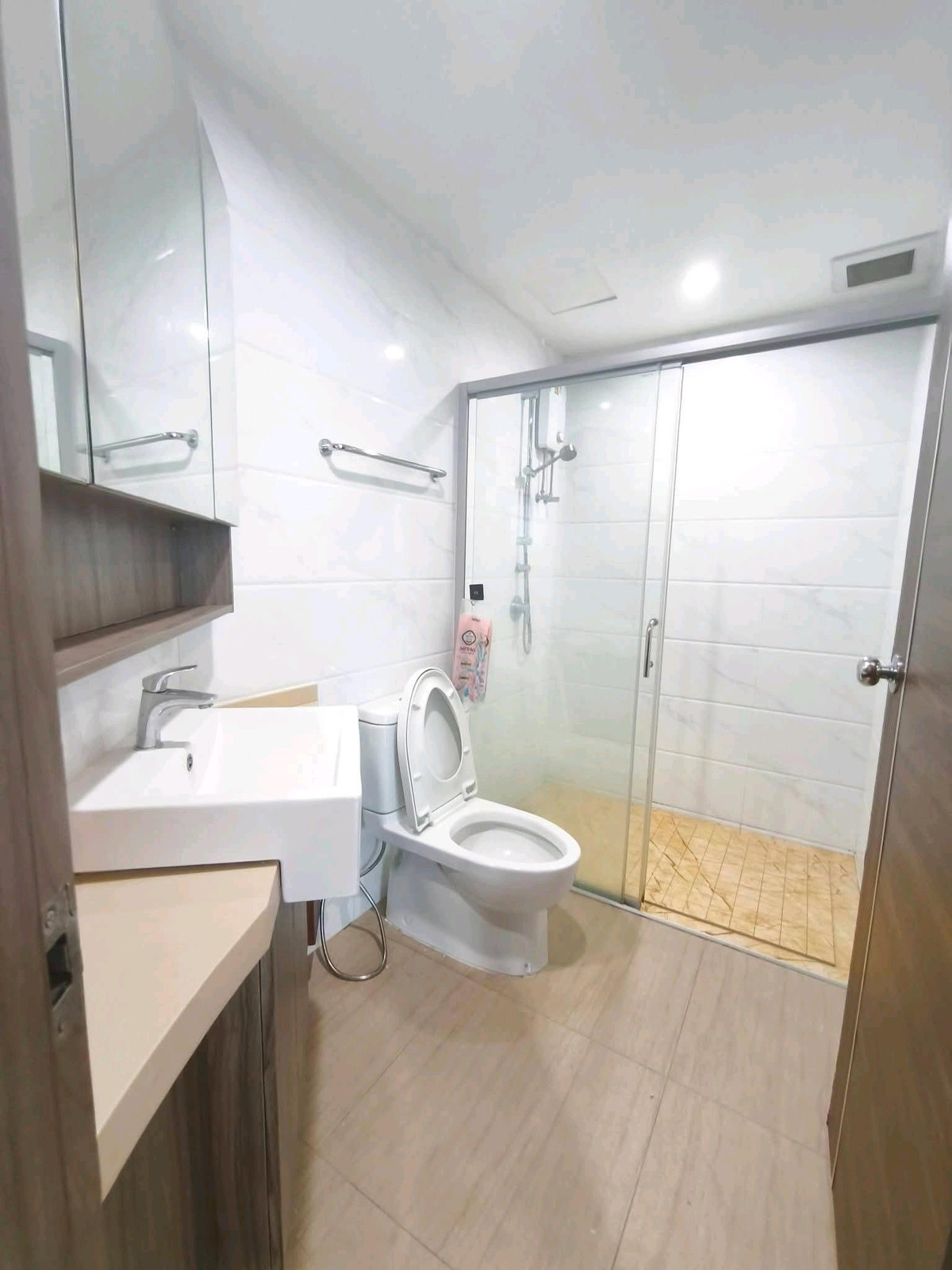 ให้เช่าคอนโดรัชดา ห้วยขวาง : 🔴13,000฿🔴 𝗔𝗿𝘁𝗶𝘀𝗮𝗻 𝗥𝗮𝘁𝗰𝗵𝗮𝗱𝗮┃อาร์ติซาน รัชดา ✅ ใกล้ MRT ศูนย์วัฒนธรรม ยินดีบริการ🙏สนใจทัก 𝙇𝙄𝙉𝙀 มานะคะ (ตอบไวมาก):​📱 รหัสทรัพย์​ 6901-1201📱: ไอดีไลน์:@bbcondo88