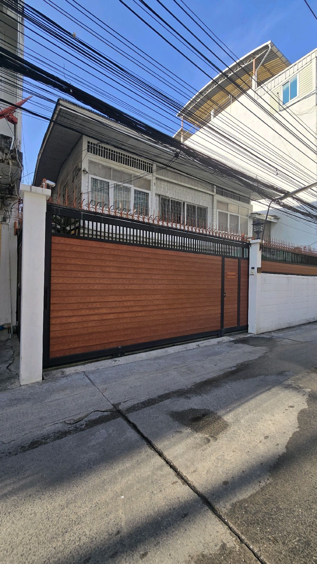 For SaleHouseSilom, Saladaeng, Bangrak : 60 Sq. 3 bedrooms, 3 water houses, 2 storey house, enter Soi Silom 26, Surawong Road is one way road.