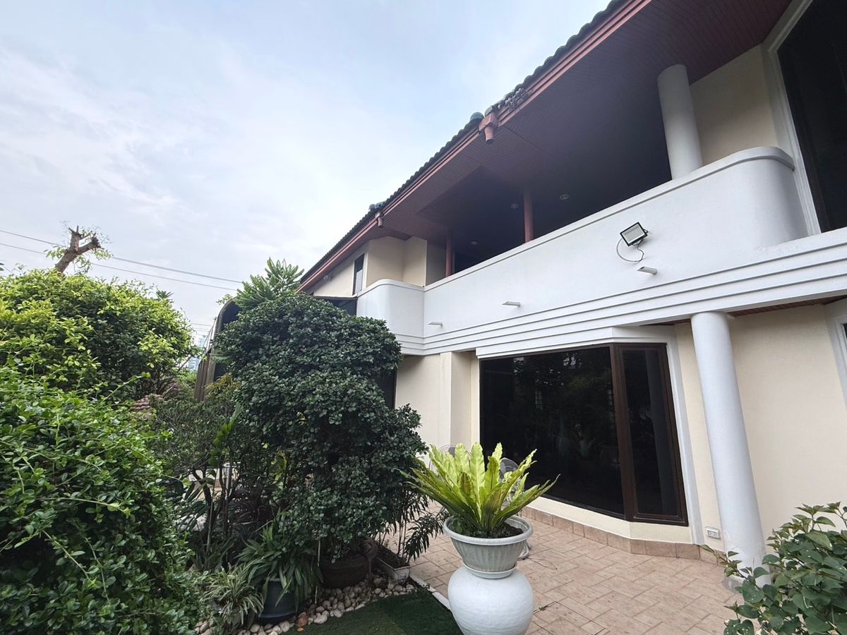 ขายบ้านพัฒนาการ ศรีนครินทร์ : Rare Listing! ขายบ้านหรู หมู่บ้านปาร์ค-อเวนิว ศรีนครินทร์ ที่ดิน 198 ตรว. 5 ห้องนอน จอดรถ 2 คัน ใกล้ Parc Bangna เพียง 42 ล้าน