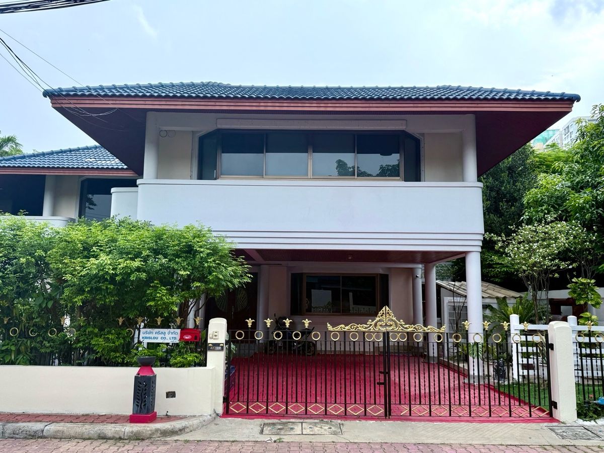 ขายบ้านพัฒนาการ ศรีนครินทร์ : ขายบ้านหรู หมู่บ้านปาร์ค-อเวนิว ศรีนครินทร์ ที่ดิน 198 ตรว. 5 ห้องนอน จอดรถ 2 คัน ใกล้ Parc Bangna เพียง 42 ล้าน